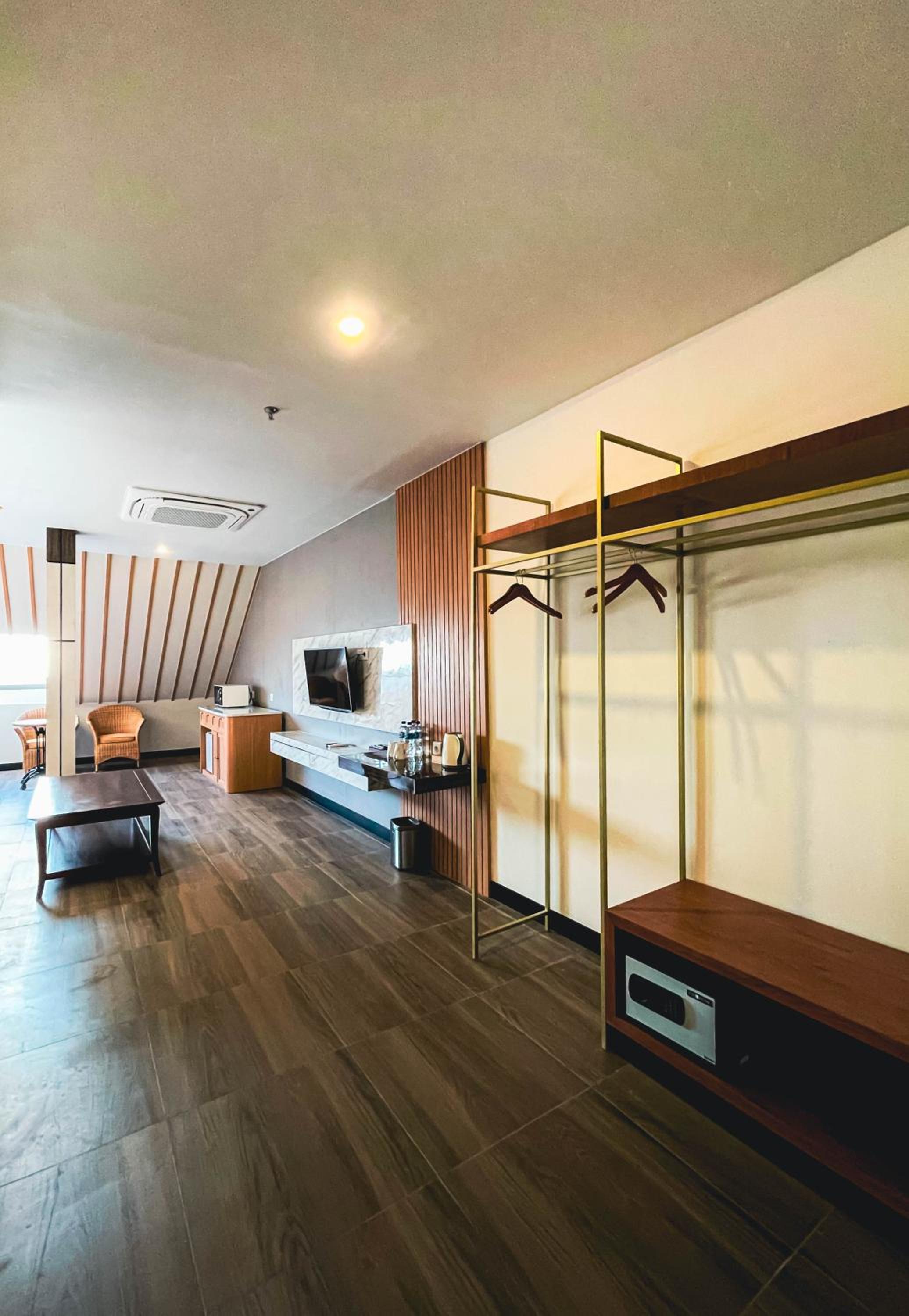 Family Room - Photo 4