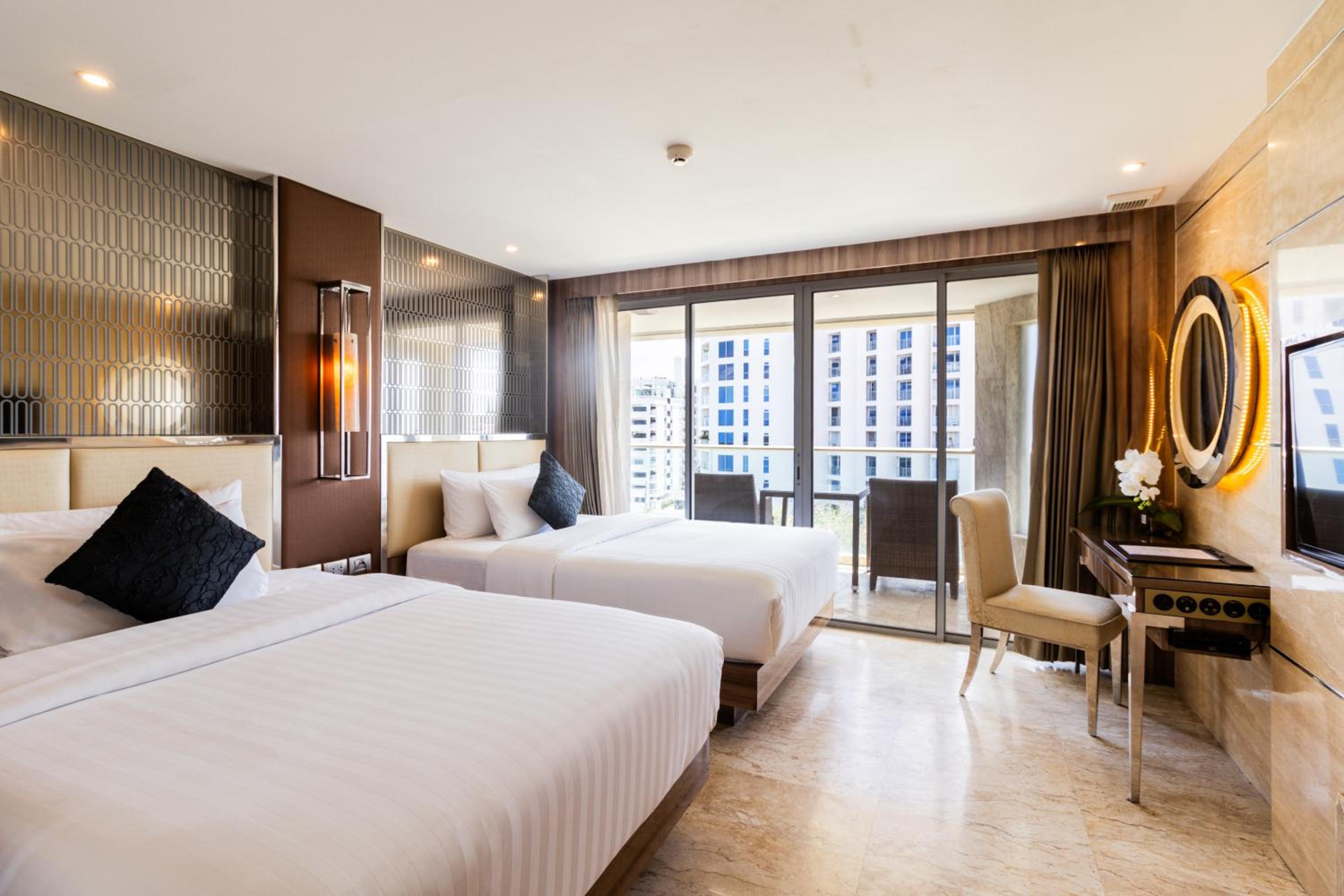 Deluxe Twin Room with Balcony and City View - Non-Smoking photo 1