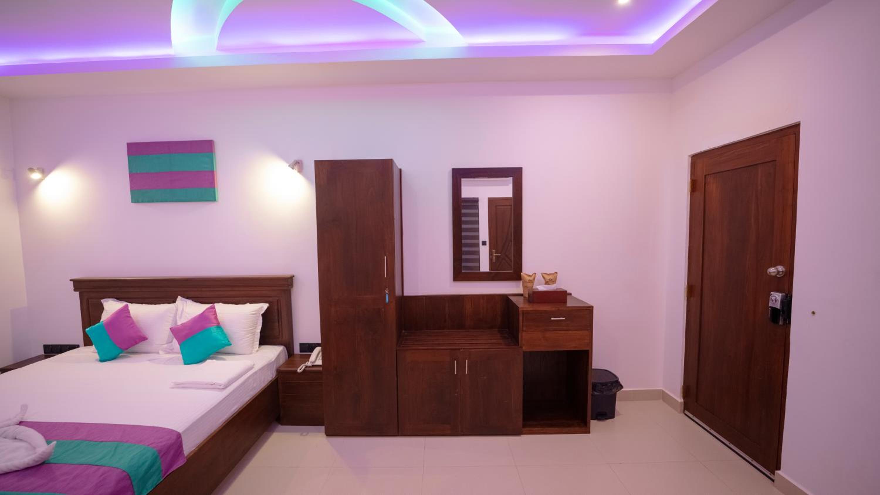 Deluxe Double Room - Photo 13