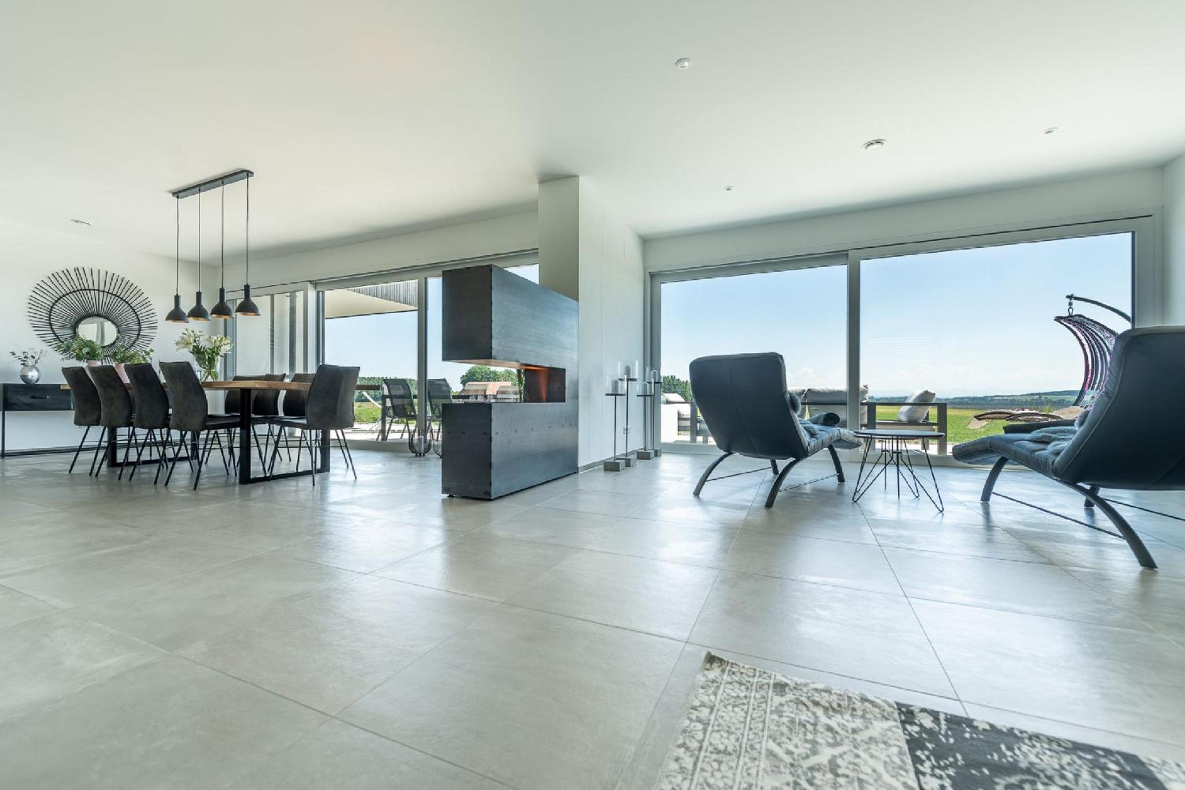 Three-Bedroom Premium Apartment with Balcony photo 1