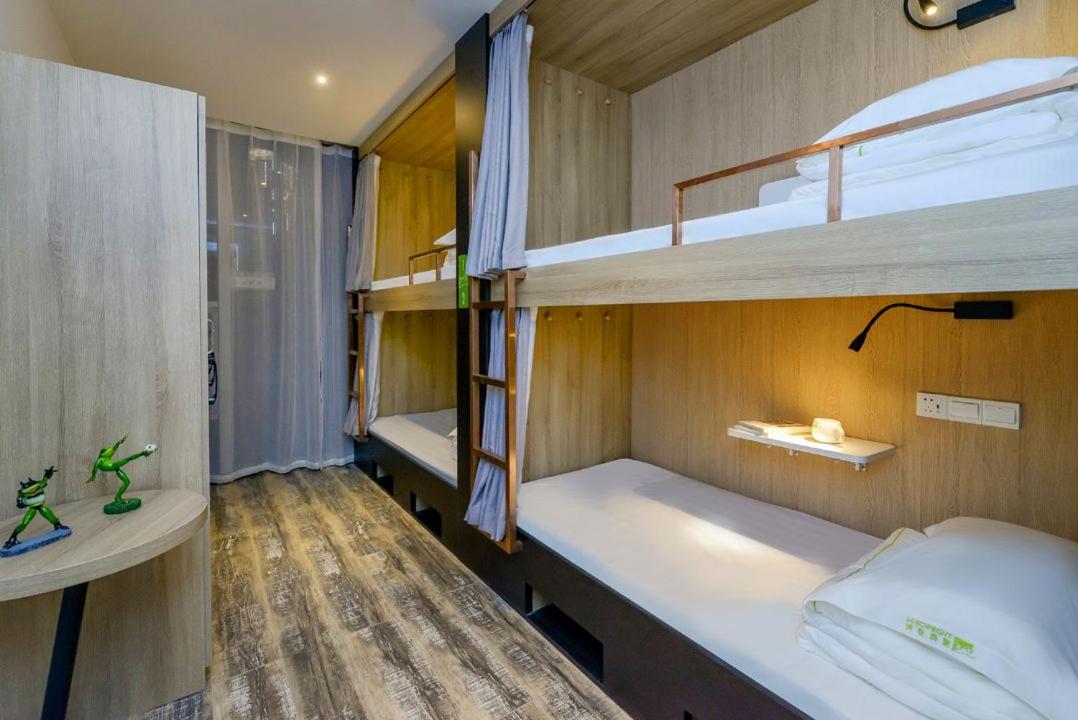 Bed in 4-Bed Male Dormitory Room Shared Bathroom  photo 1