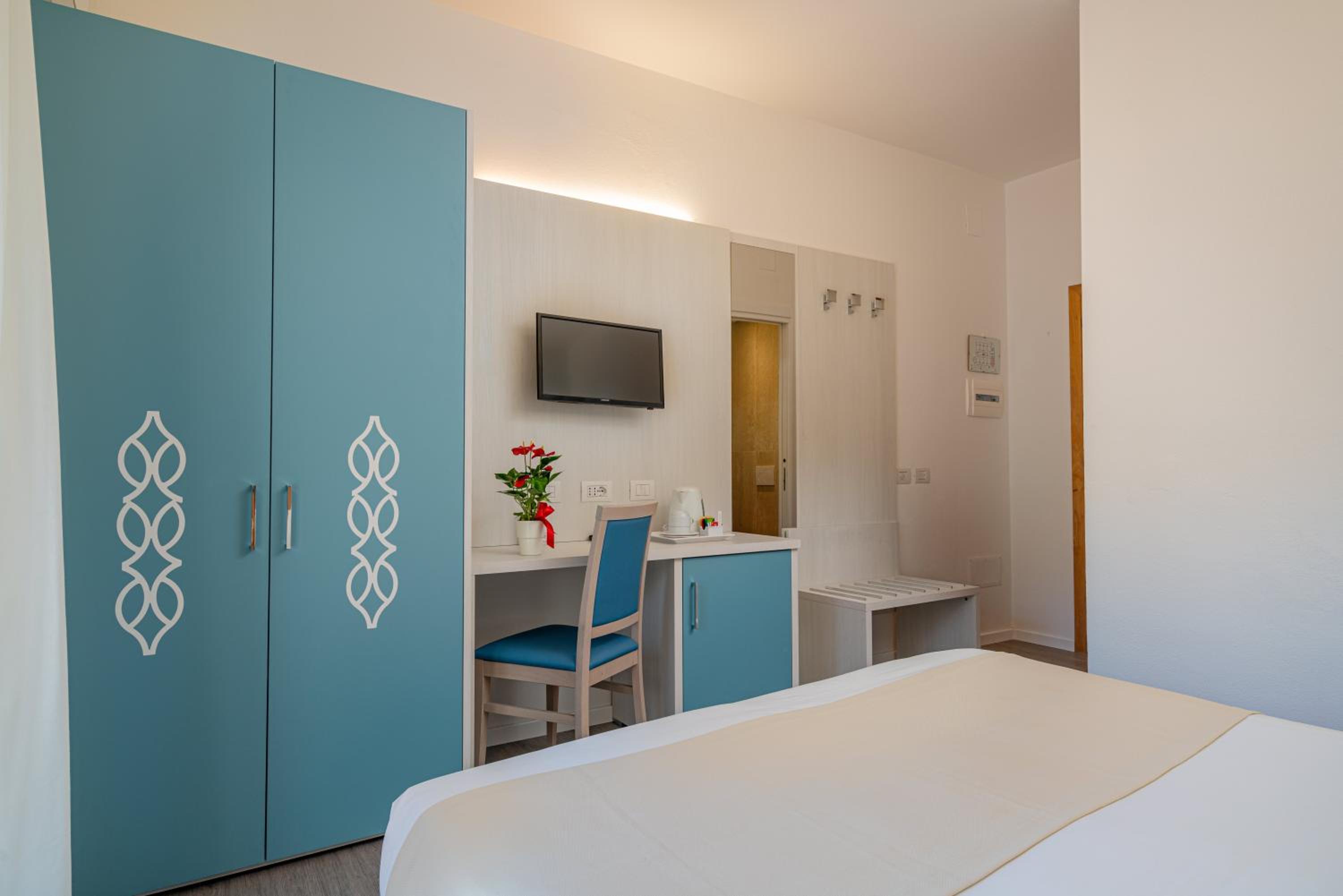 Superior Double or Twin Room with Garden View - Photo 16