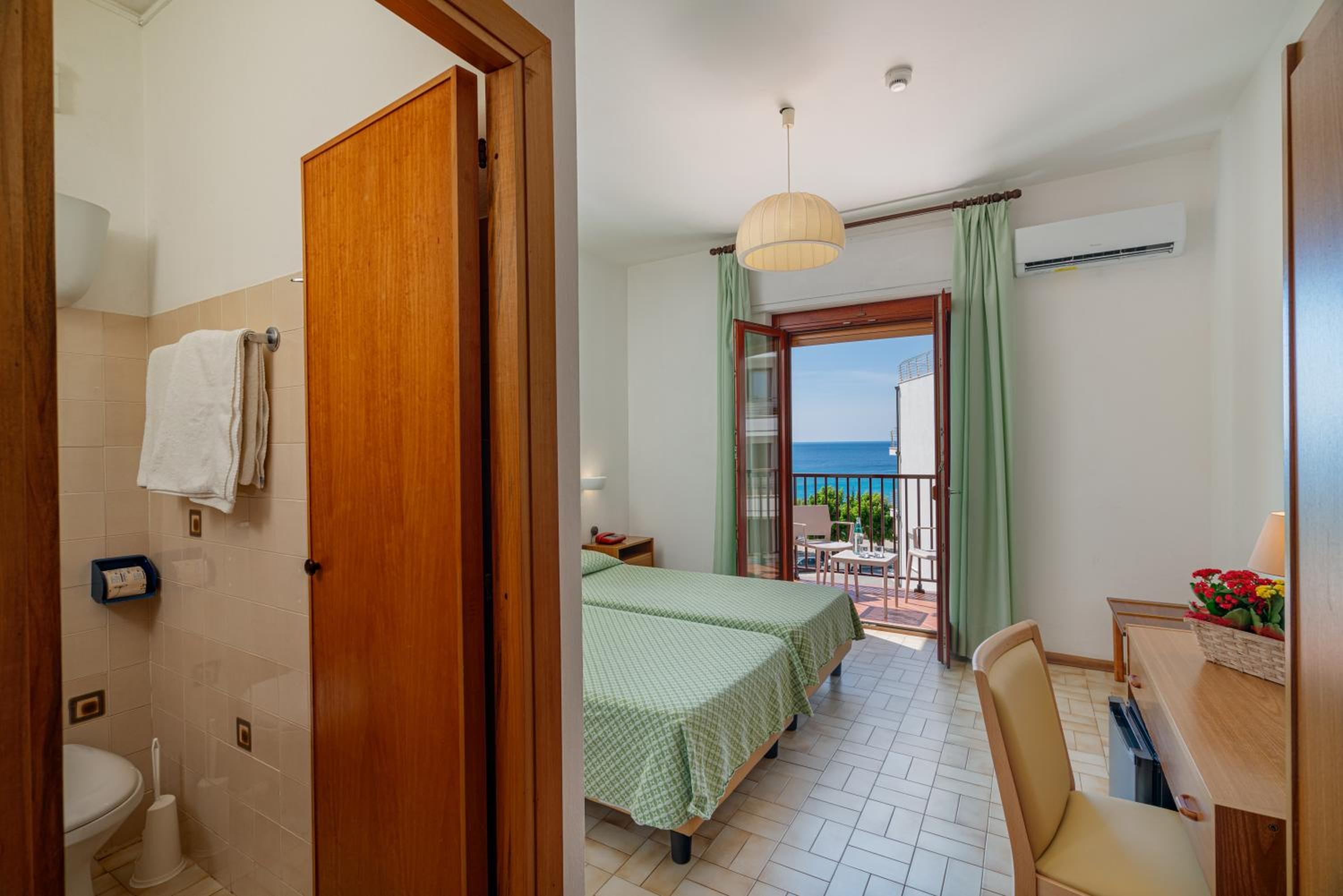 Standard Double or Twin Room with Garden View - Photo 3