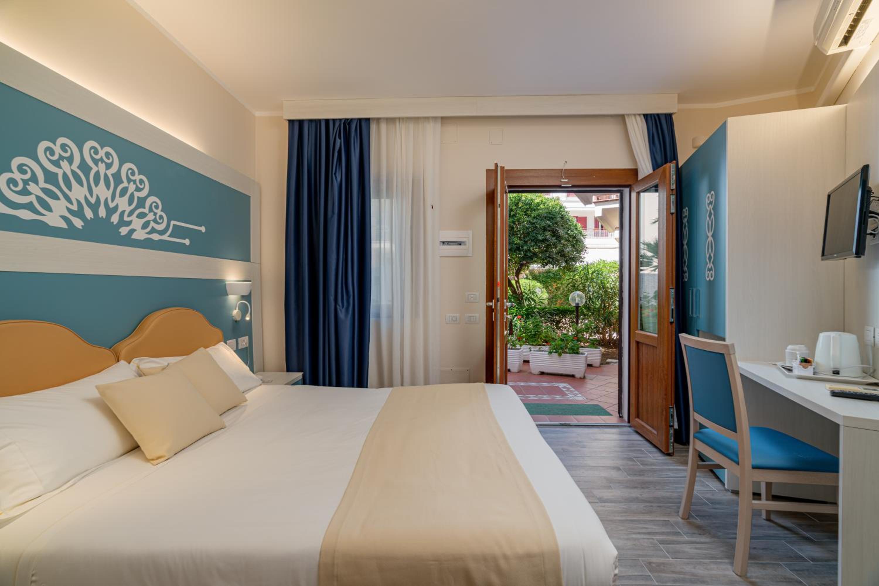 Superior Double or Twin Room with Garden View - Photo 18