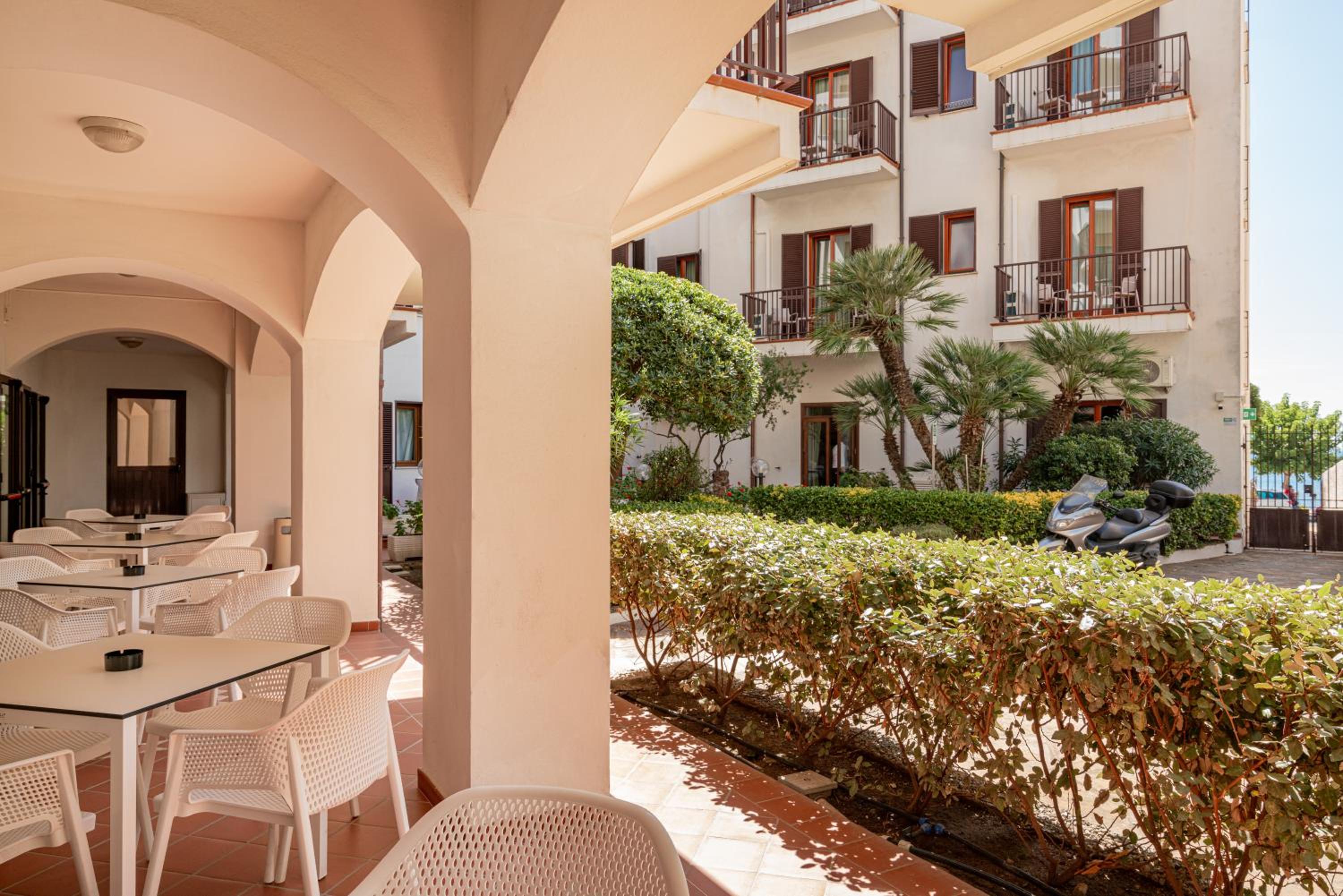 Standard Double or Twin Room with Garden View - Photo 2