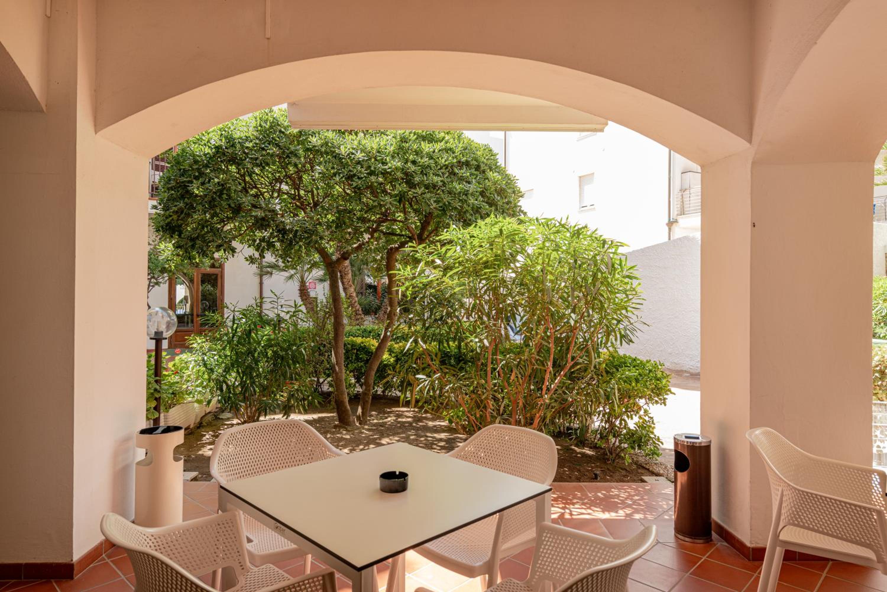 Standard Double or Twin Room with Garden View - Photo 10