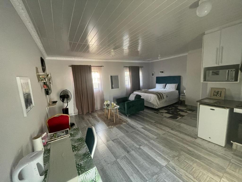 One-Bedroom Apartment photo 1