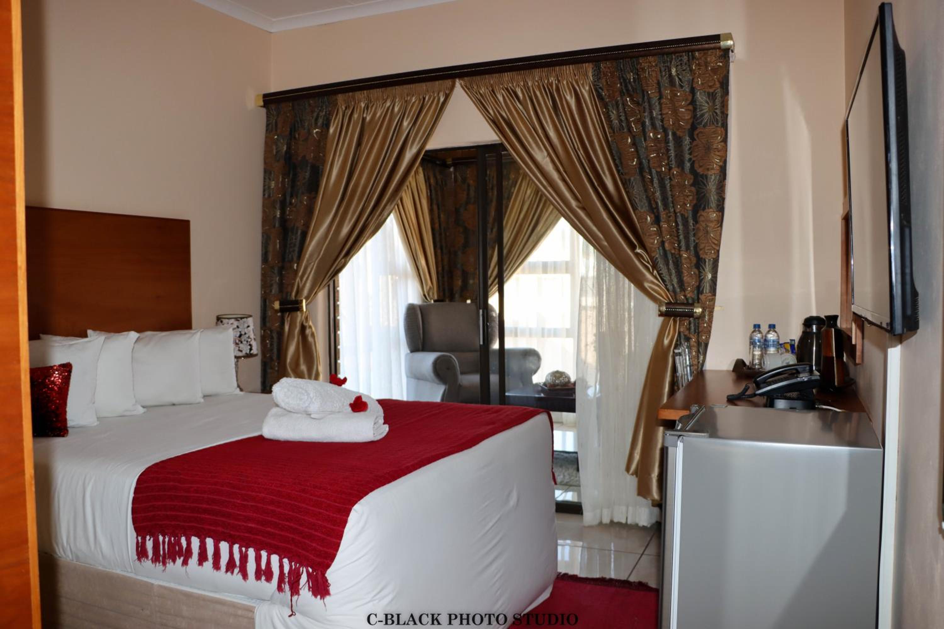 Executive Suite - Photo 2