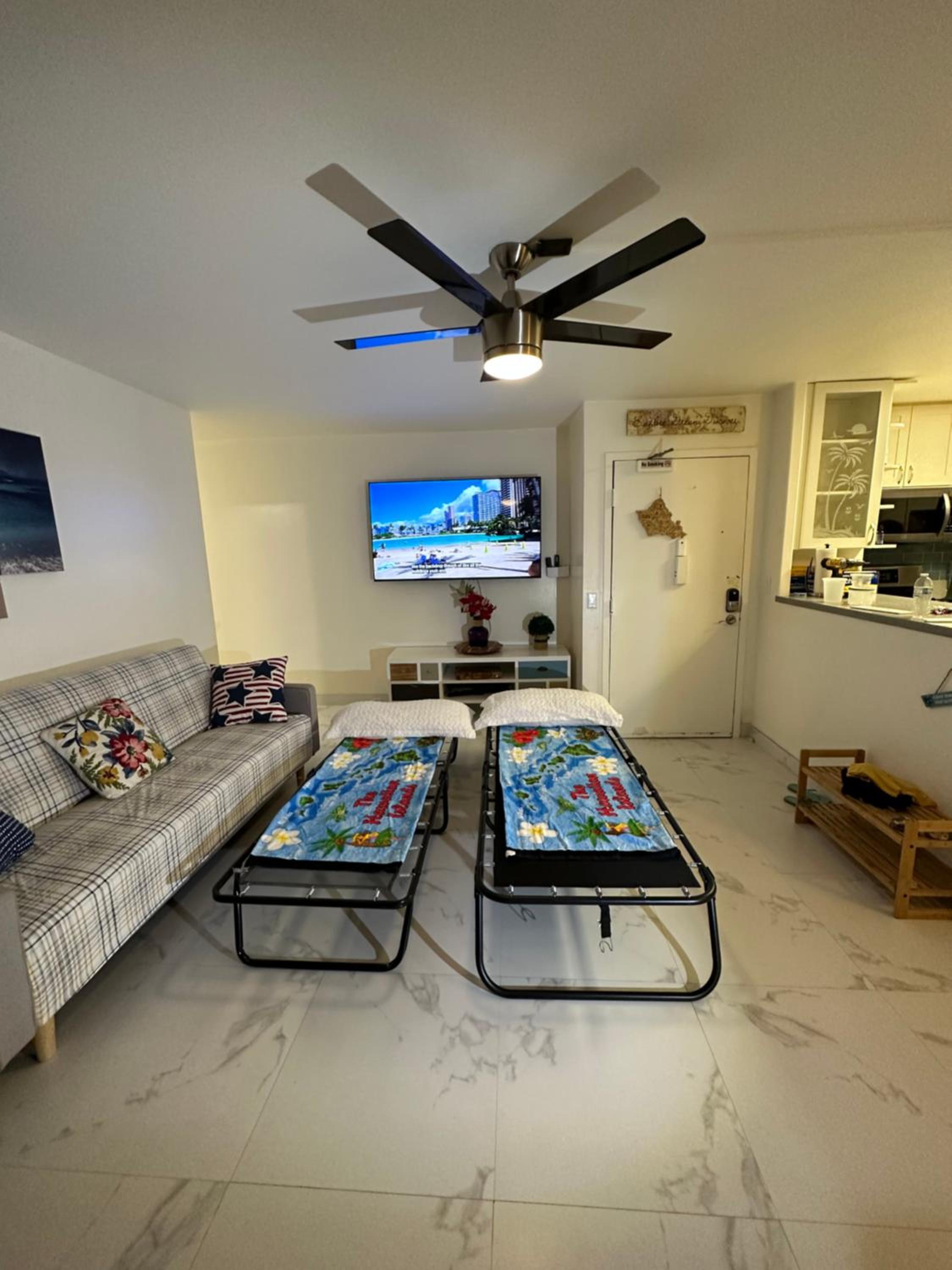WELLCOME TO LOVELY CONDO 2 BEDS 2 BATHS FREE PARKING IN WAIKIKI BEACH: Two-Bedroom Apartment photo