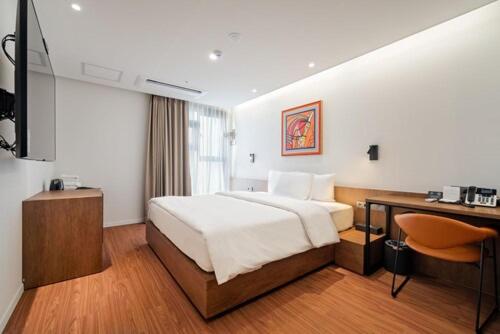 Standard King Room - Photo 4