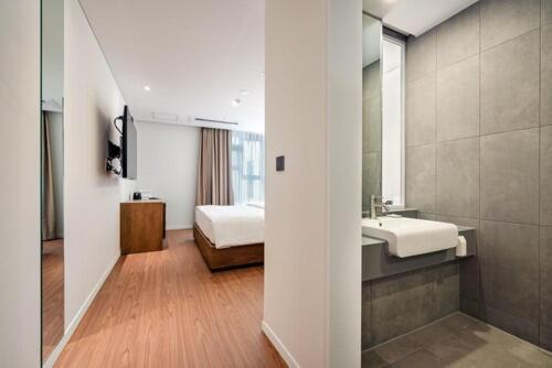 Standard King Room - Photo 3