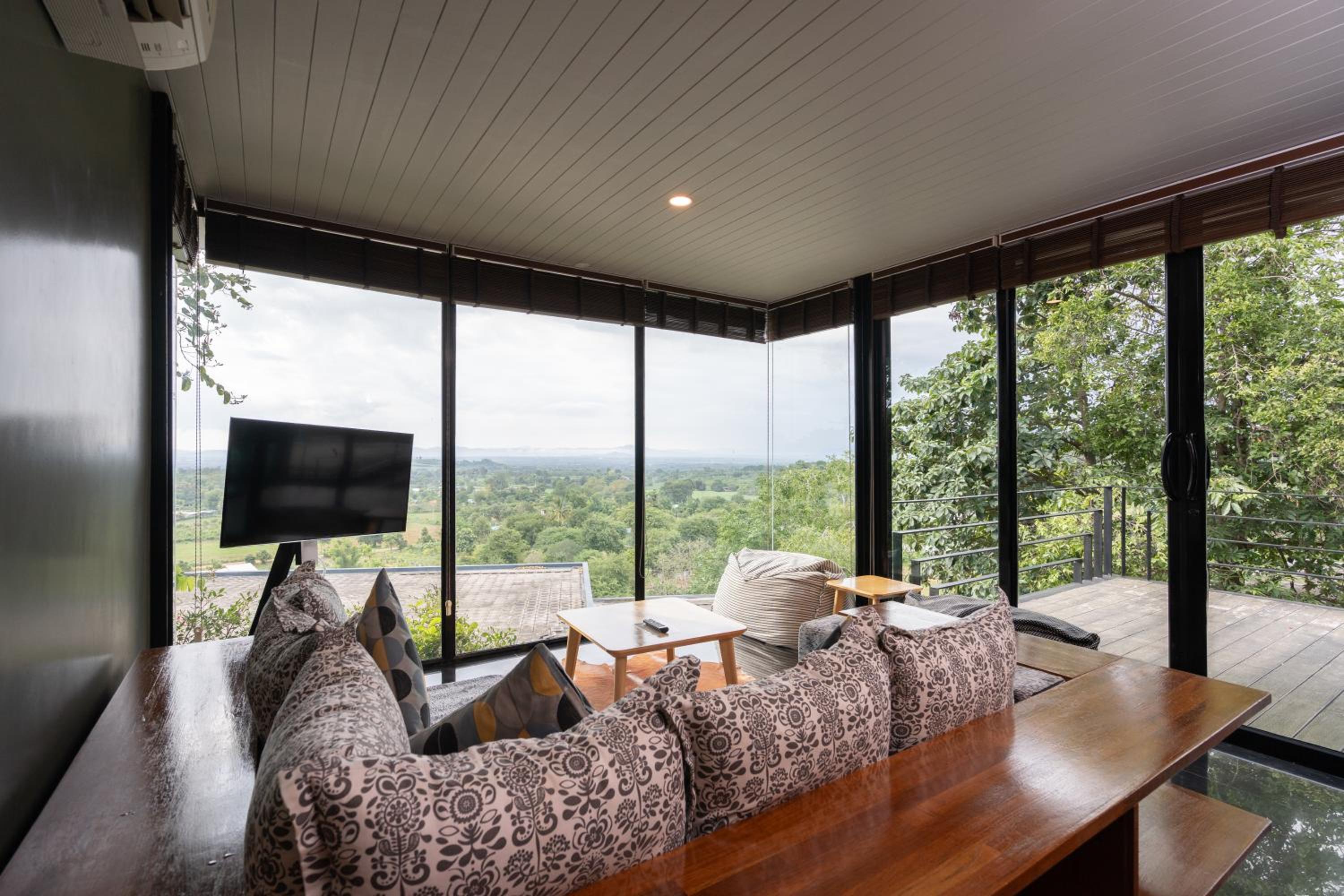 Villa With Hot Tub photo 3