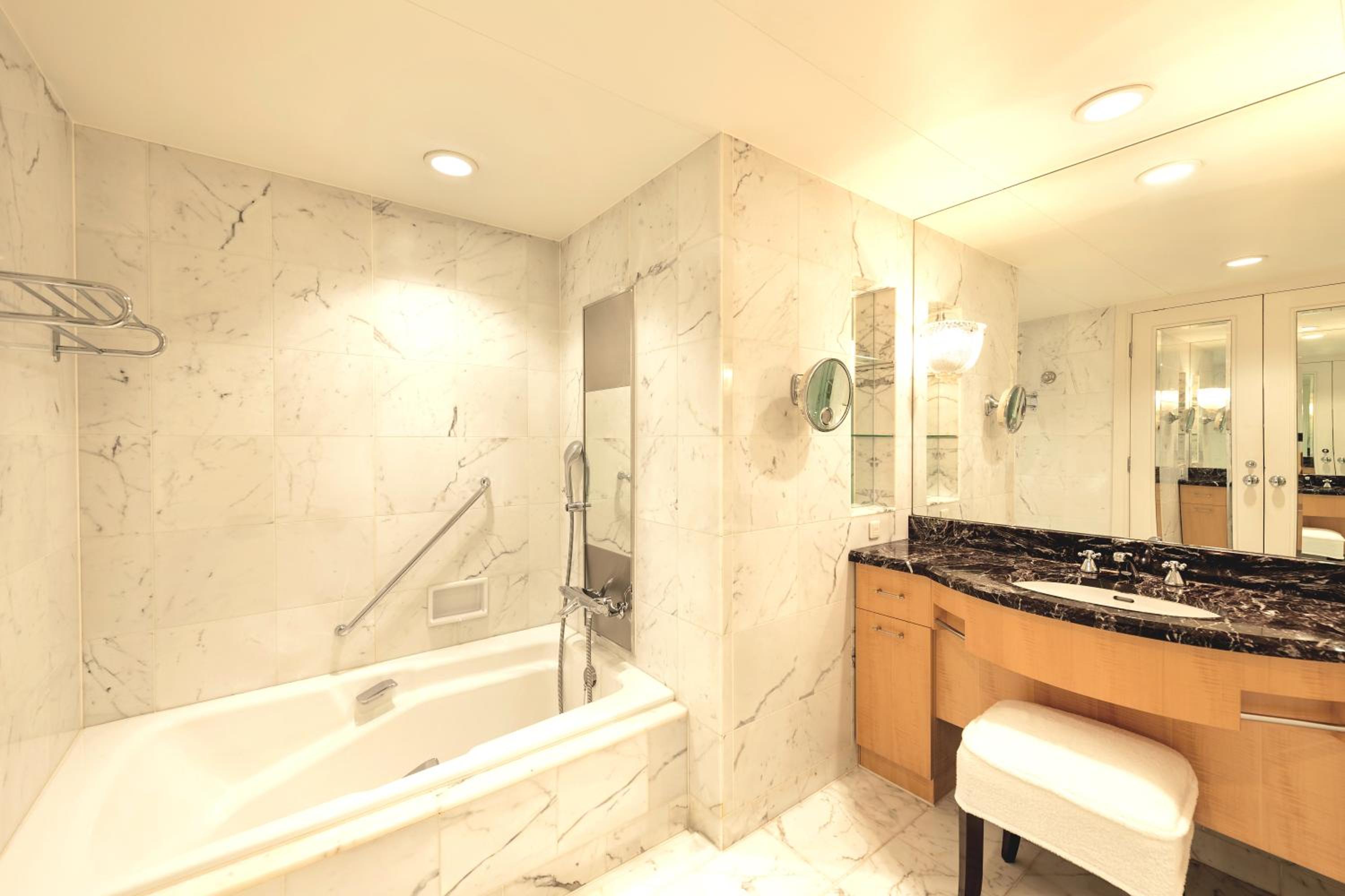 Junior Suite (4 Adults) - Non-Smoking - Photo 2