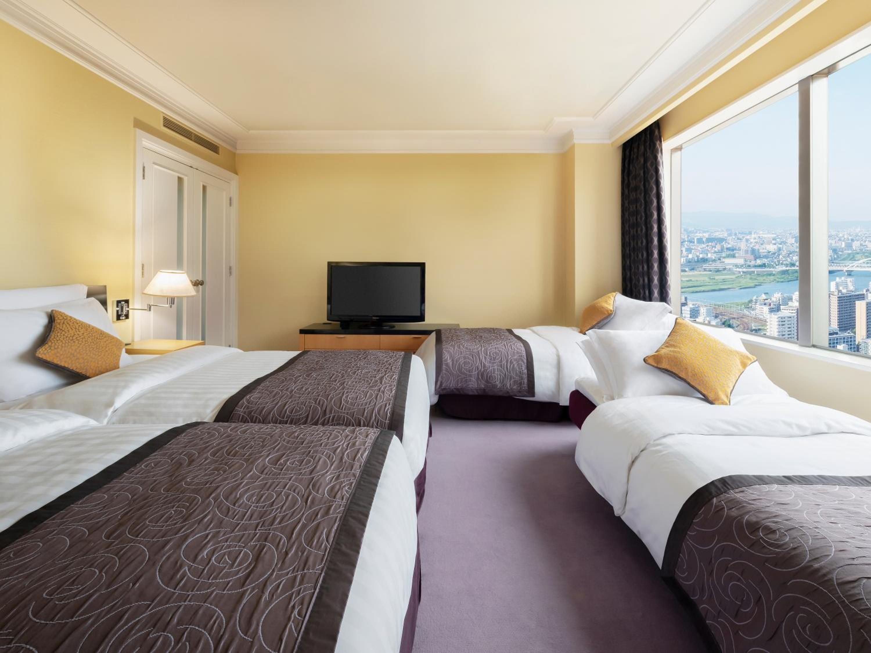 Junior Suite (4 Adults) - Non-Smoking - Photo 1