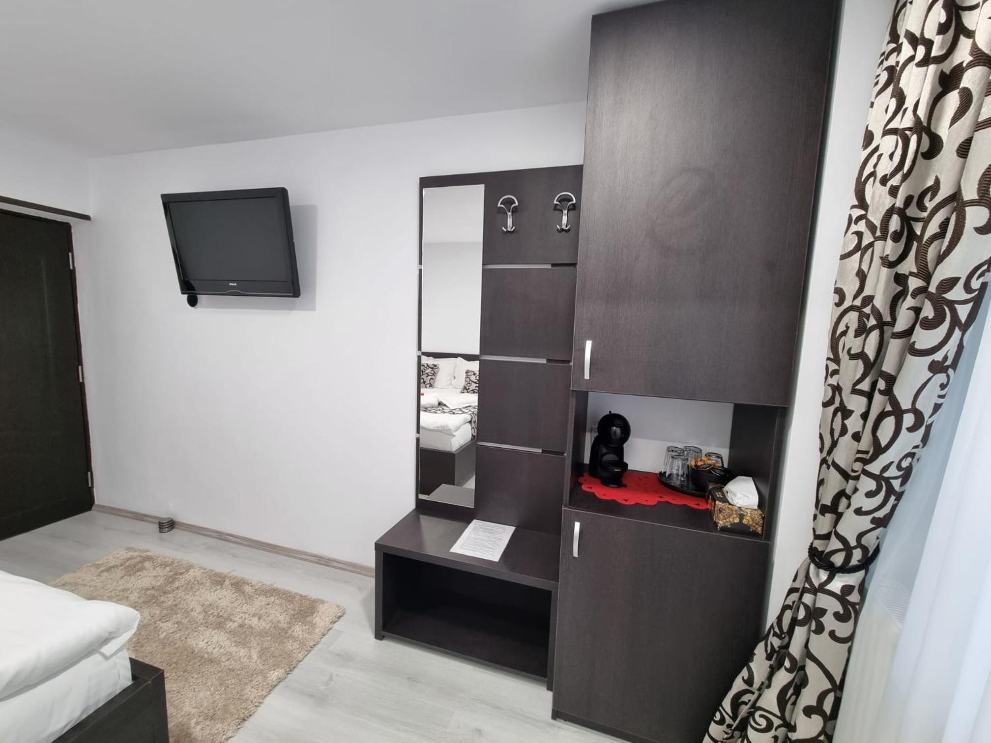 Double Room with Private Bathroom - Photo 13