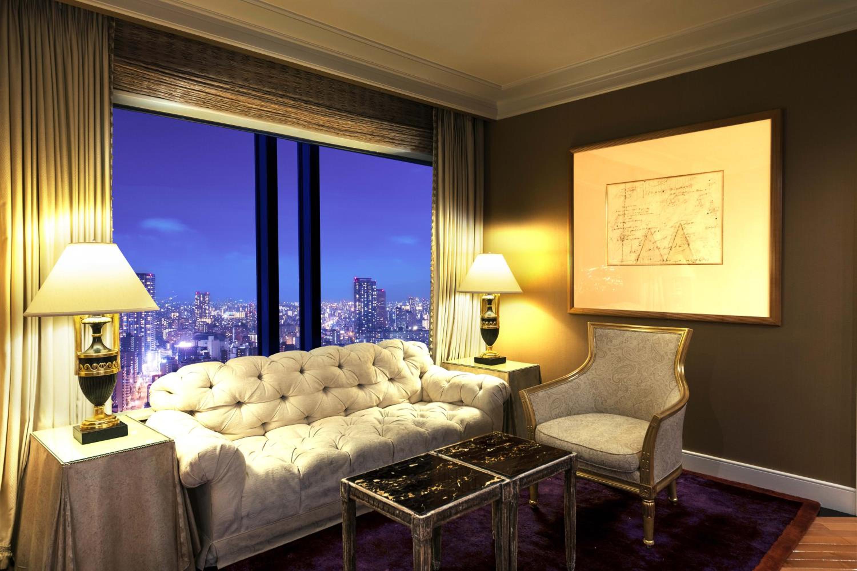 Club International Suite with Lounge Access - Non-Smoking