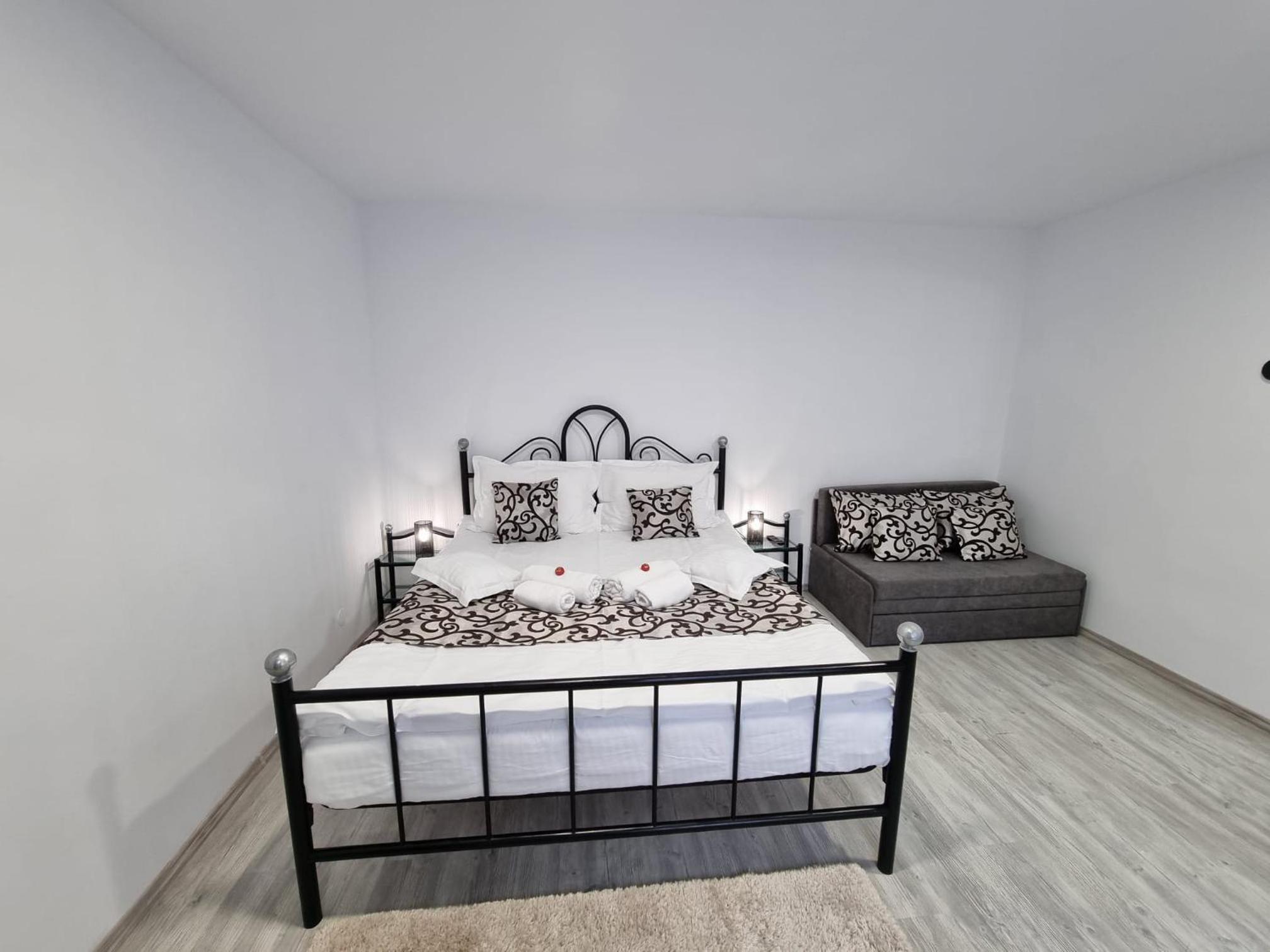 Deluxe Double Room (2 Adults + 1 Child) - Photo 22
