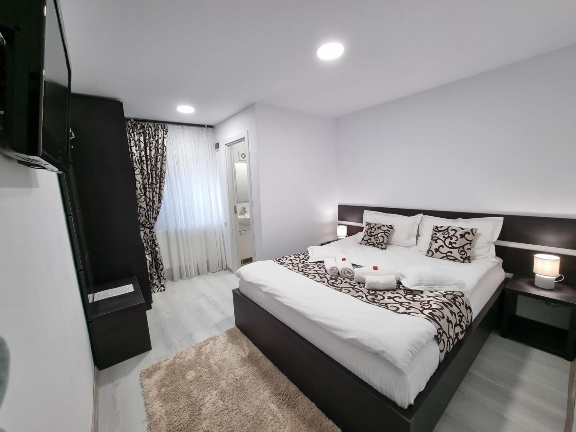 Double Room with Private Bathroom - Photo 14