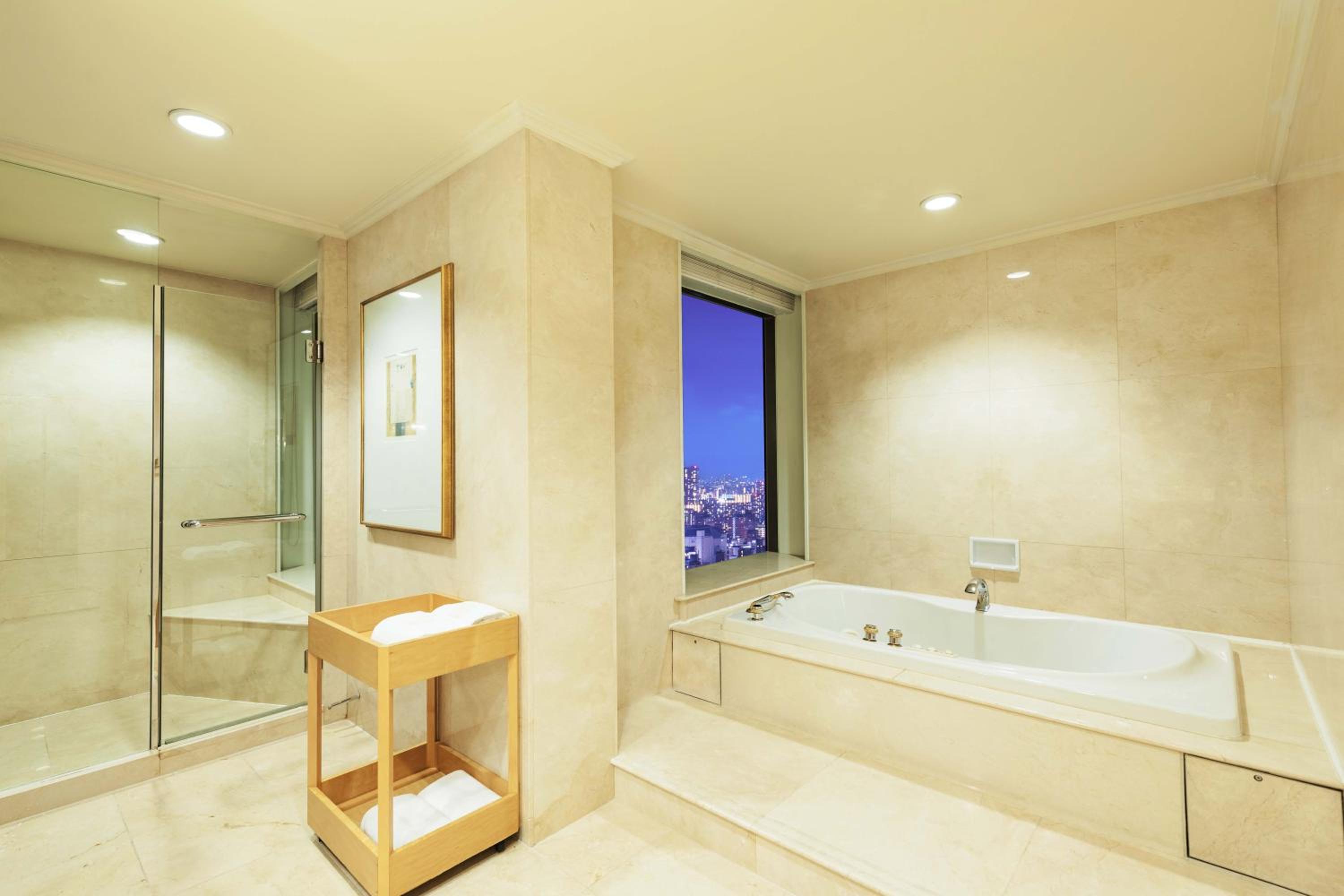 Connecting Room with Lounge Access (Club Crown Suite and Club Moderate Double Room) - Non-Smoking