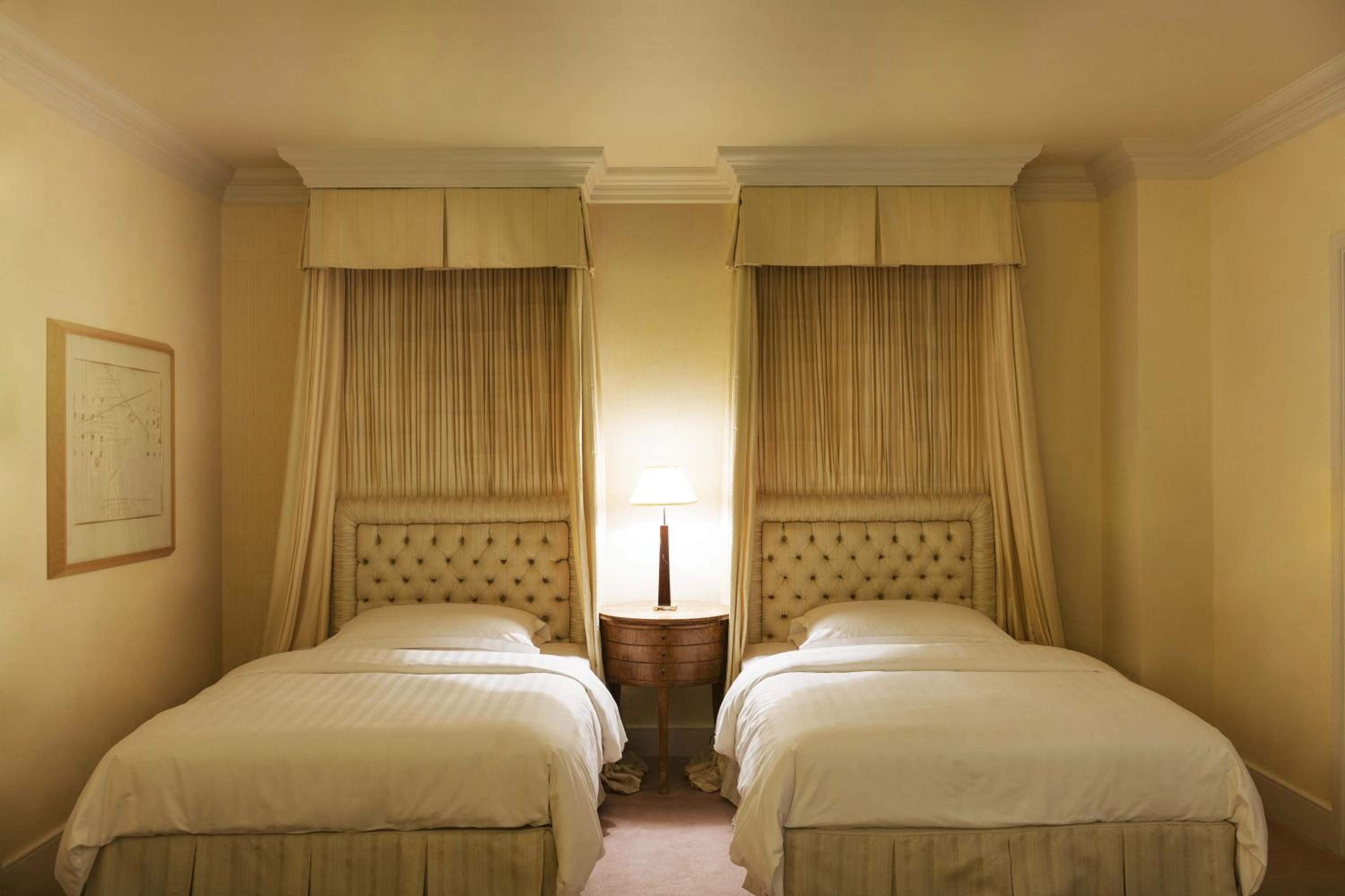 Connecting Room with Lounge Access (Club Crown Suite and Club Moderate Double Room) - Non-Smoking