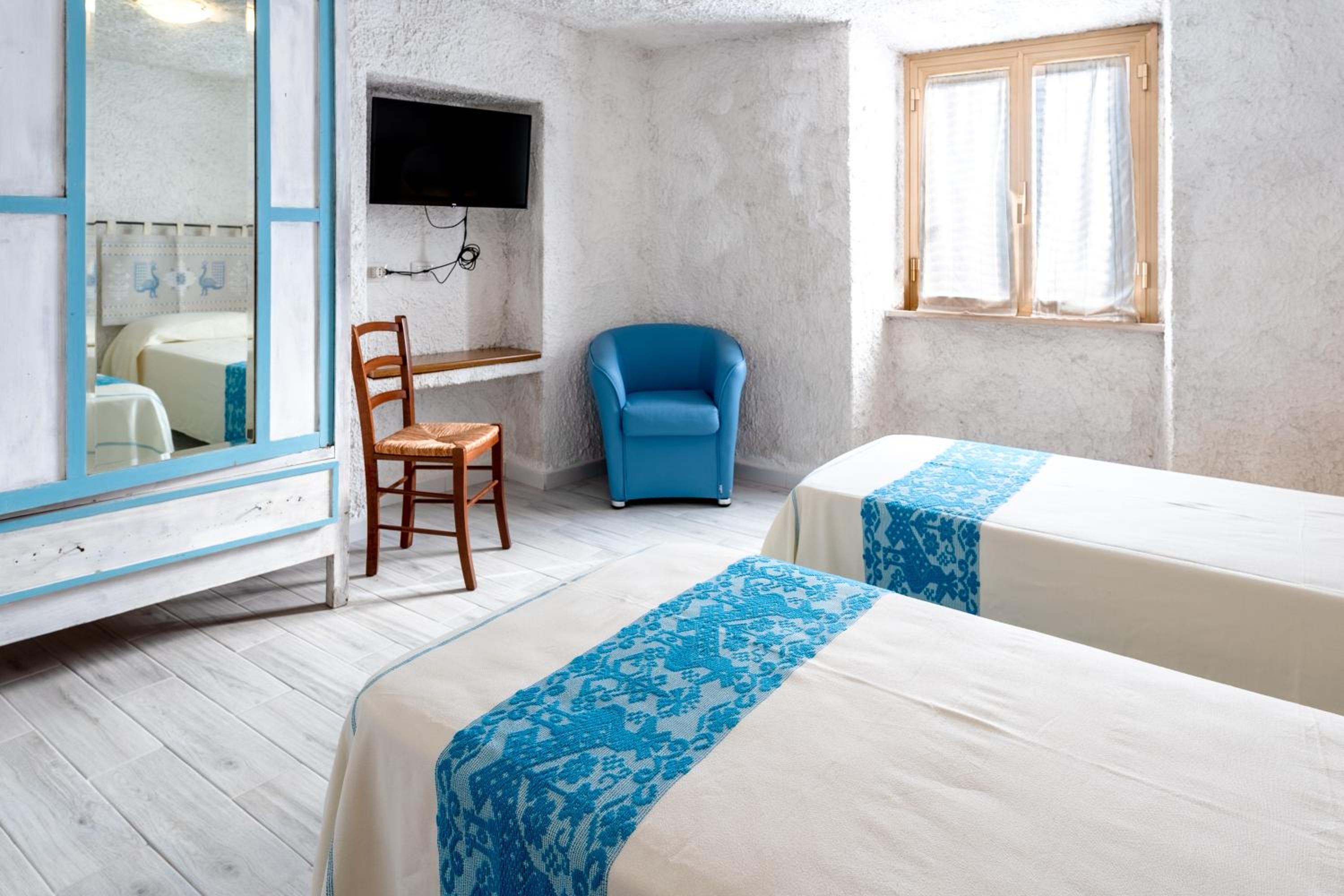 Two-Bedroom Apartment with Mountain View photo 2