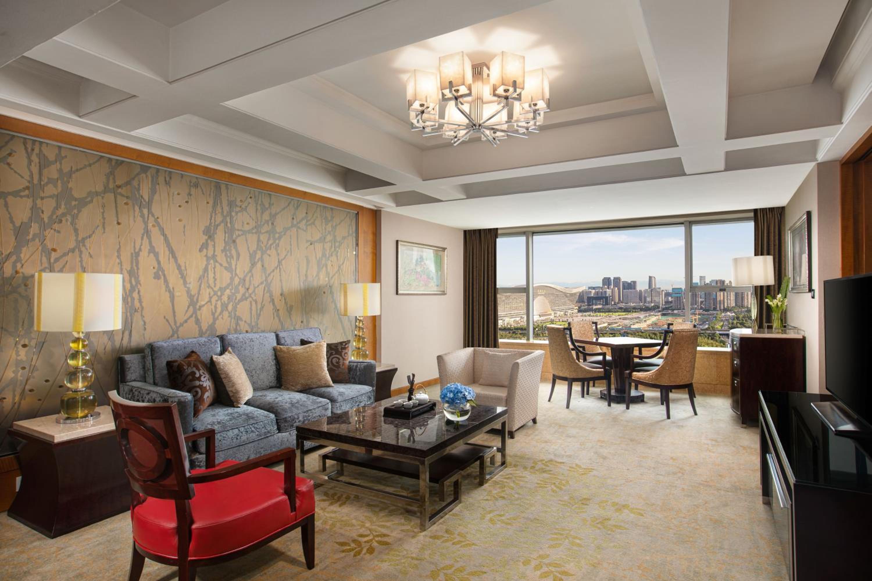One-Bedroom Suite with Club Lounge Access - Photo 2