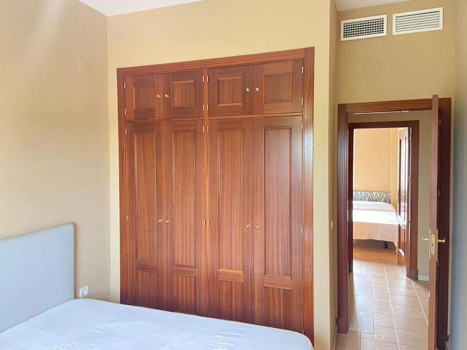 Five-Bedroom House photo 3