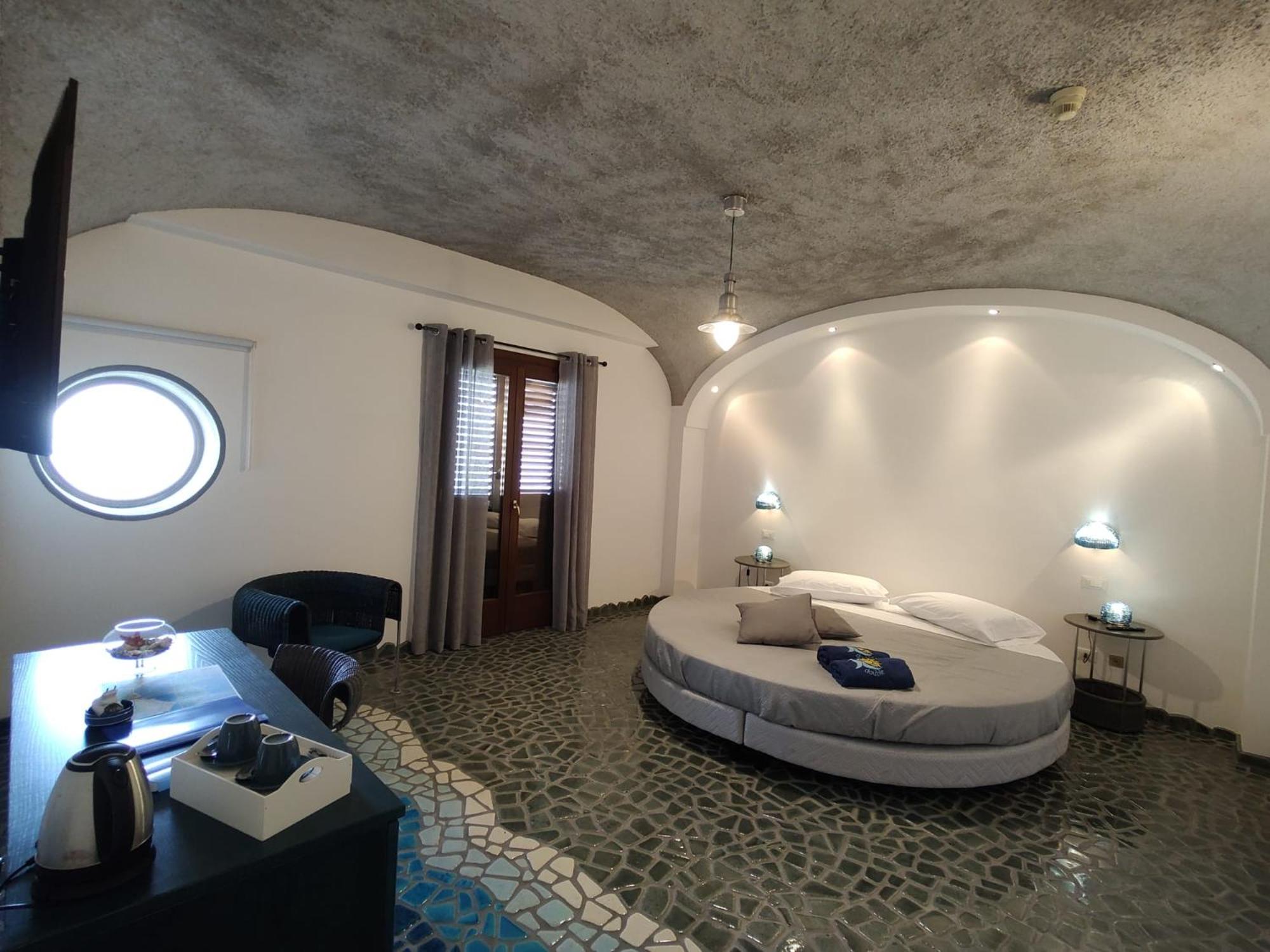 Deluxe Double Room with Balcony and Sea View - Photo 11