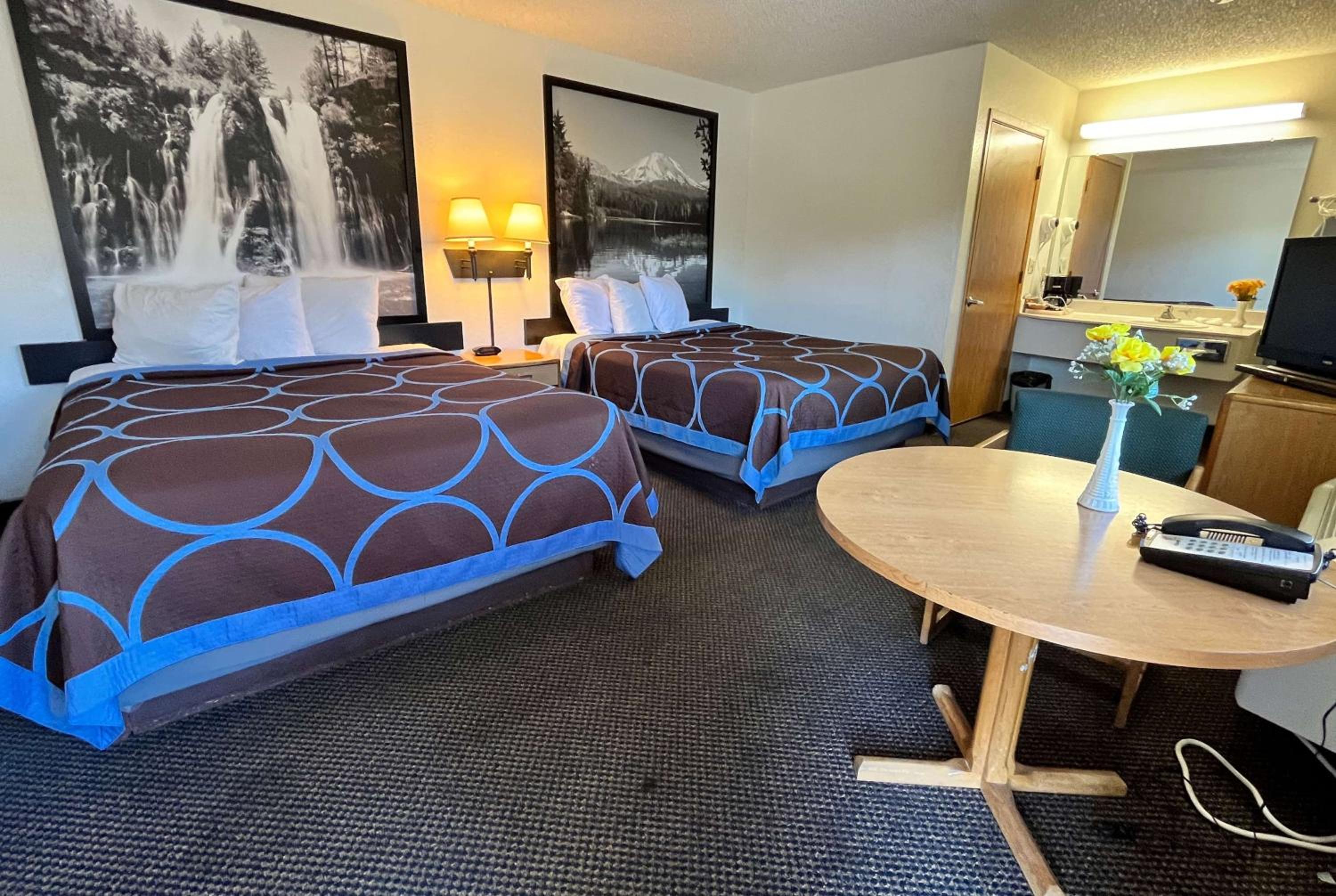 Queen Room with Two Queen Beds - Non-Smoking - Photo 1