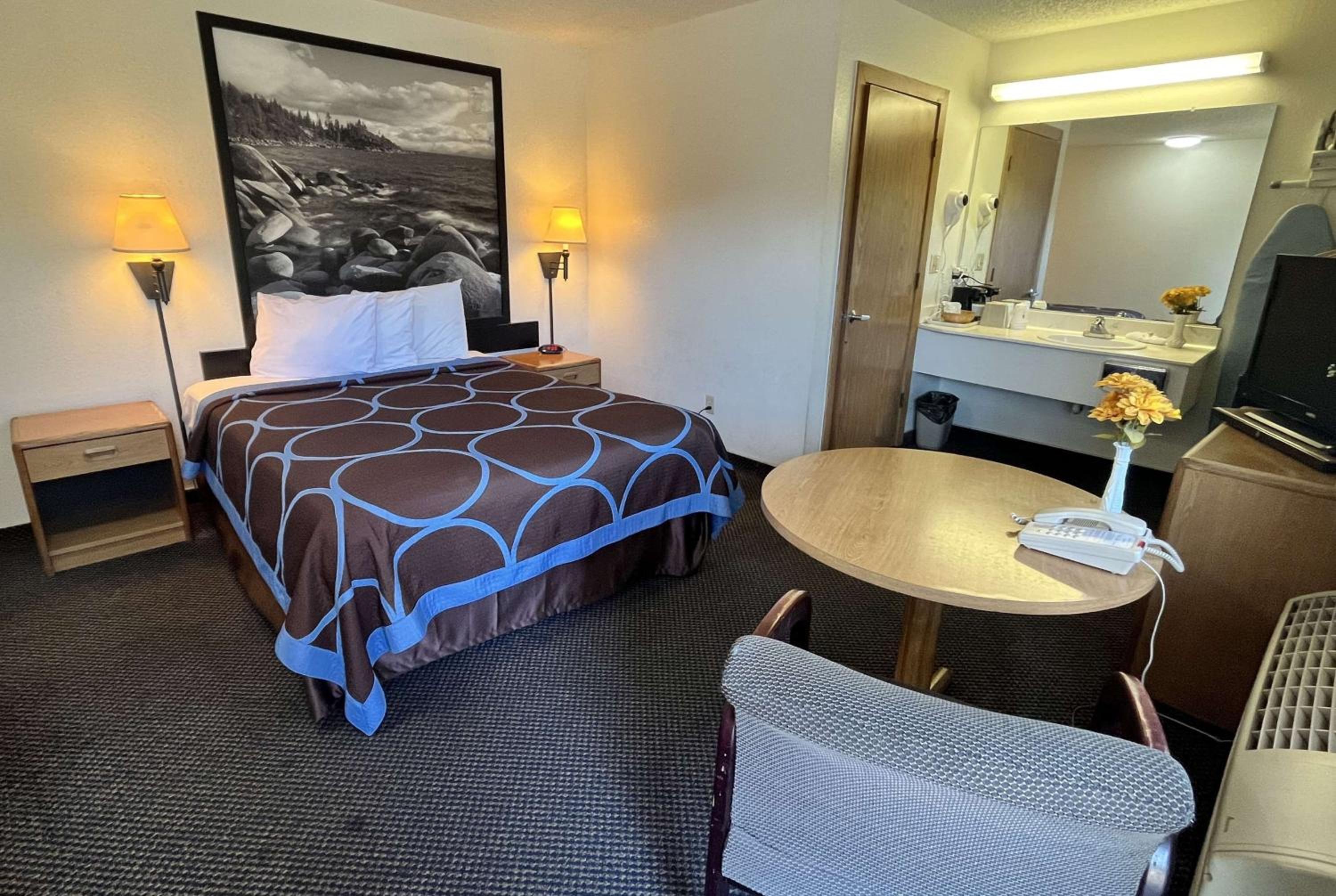 Queen Room - Non-Smoking - Photo 1