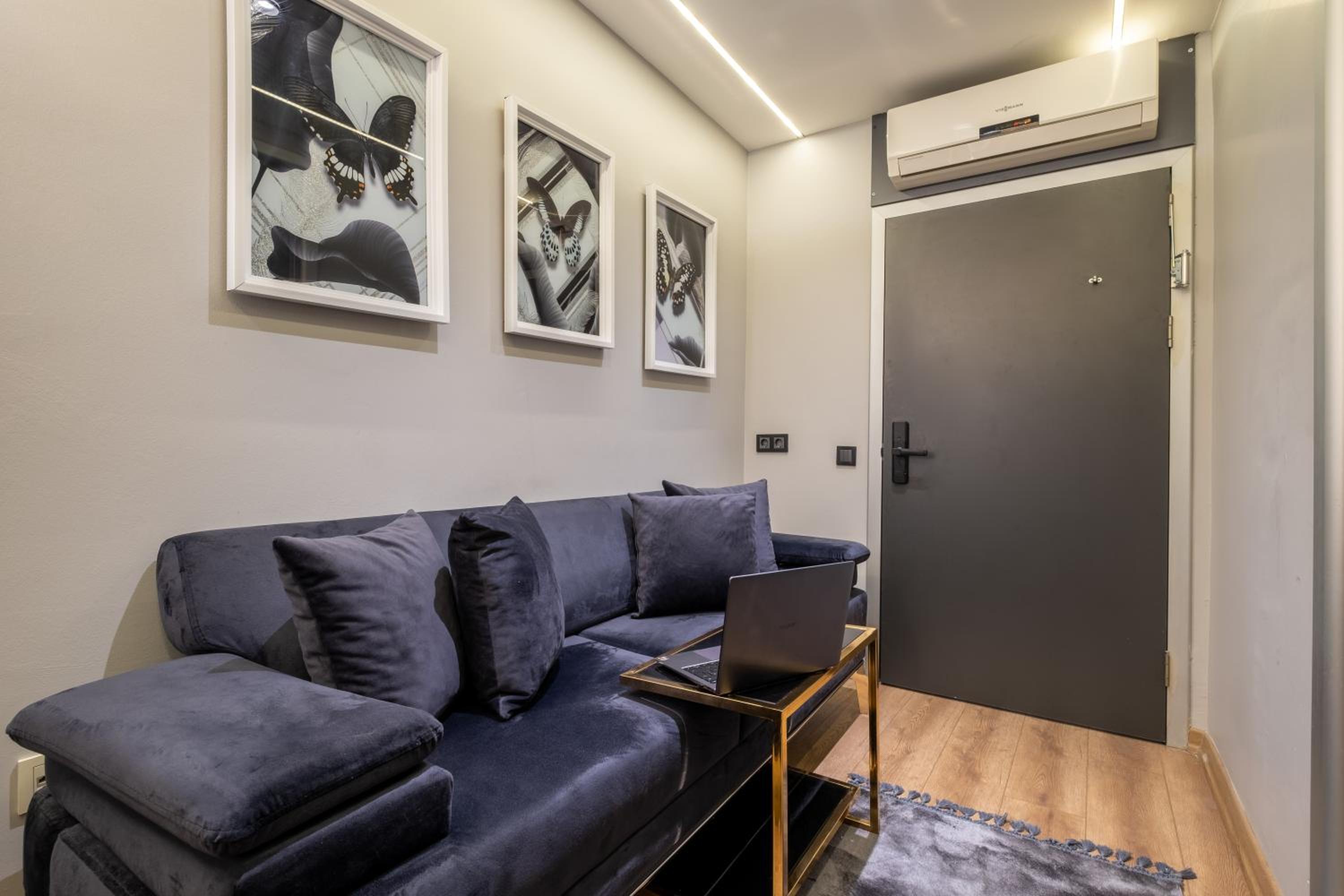 Studio Apartment photo 2