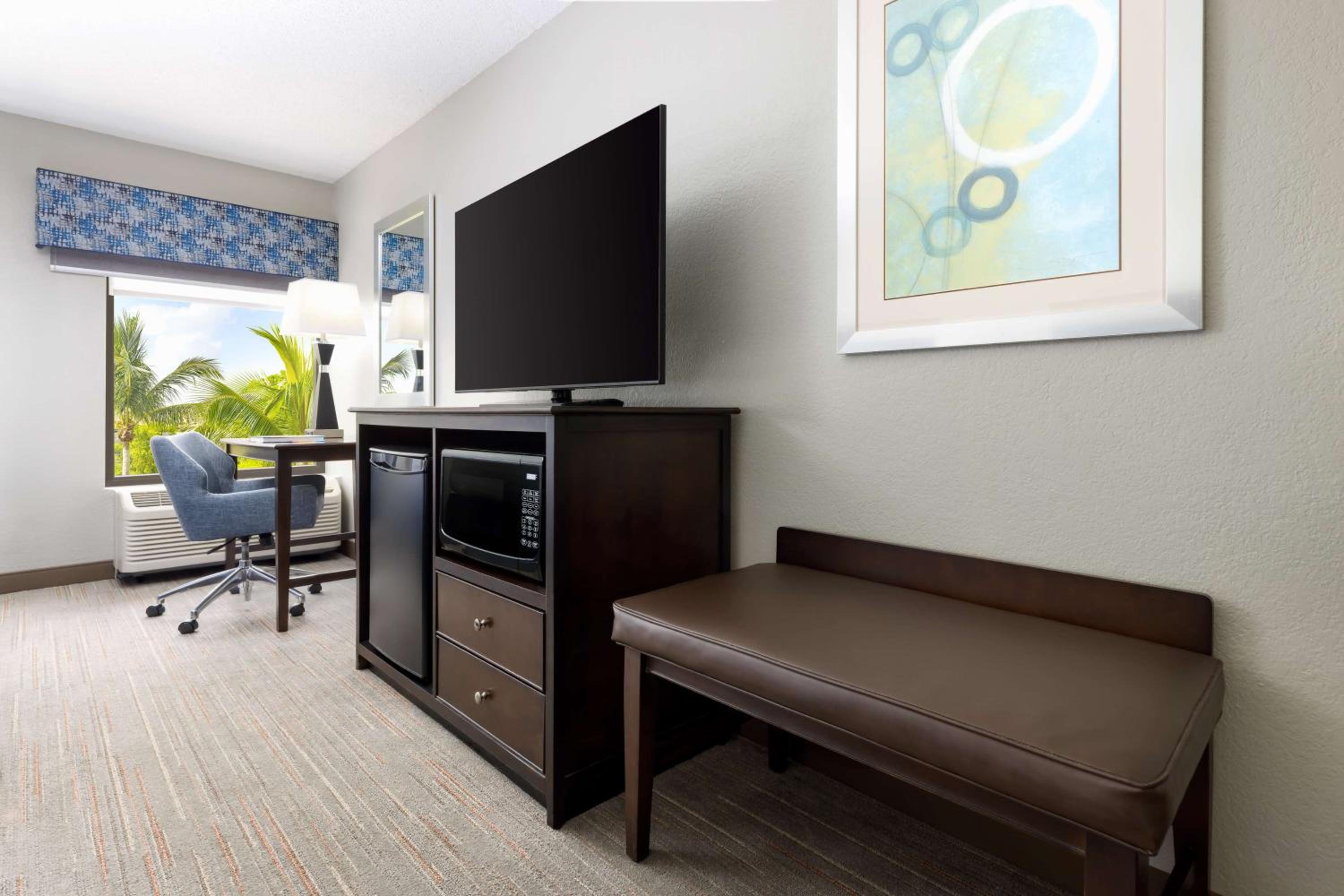 King Room with Sofa Bed - Non-Smoking - Photo 7