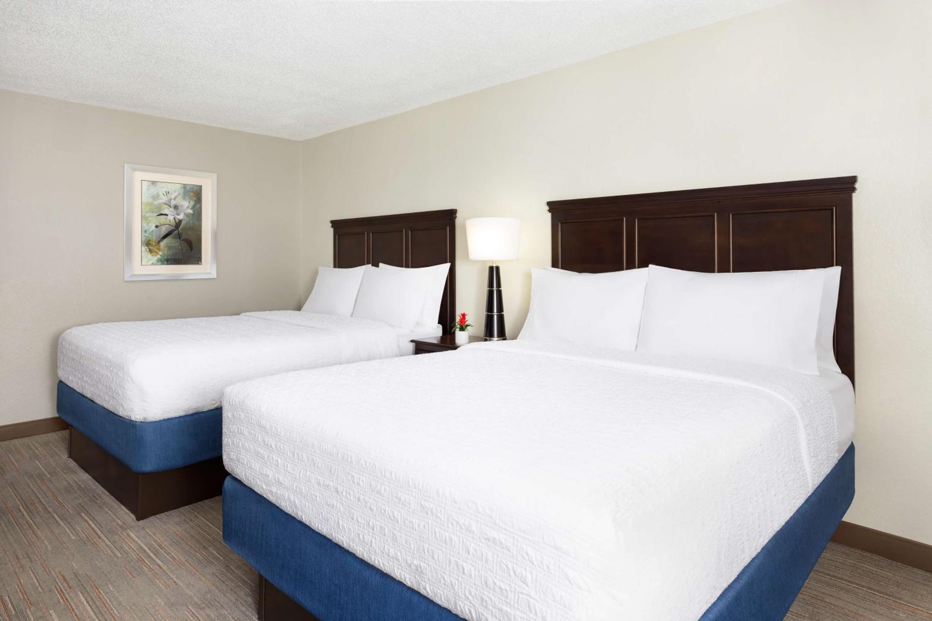 Queen Room with Two Queen Beds - Photo 4