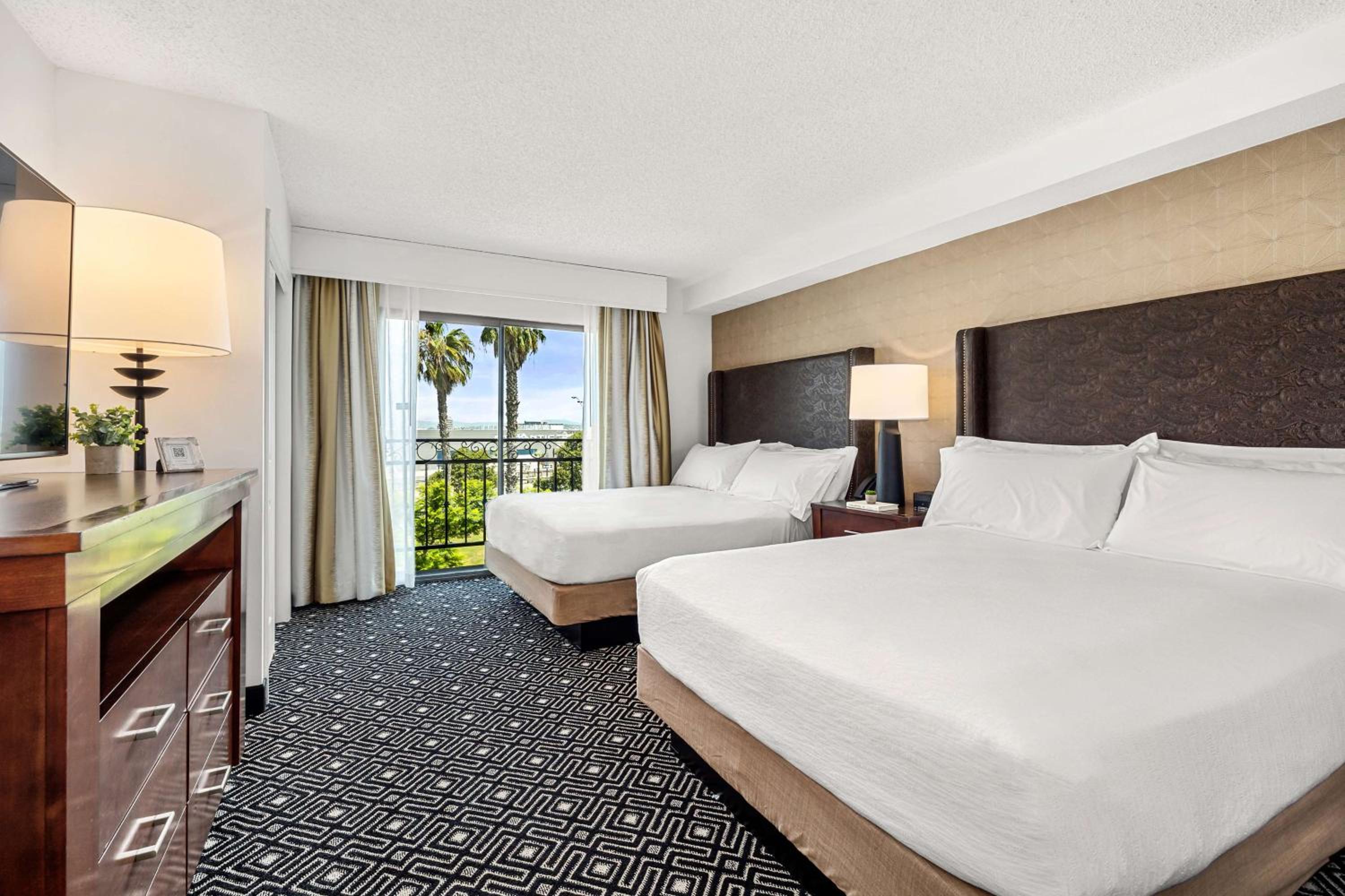 Two-Room Suite with One Queen Bed and Tub - Accessible