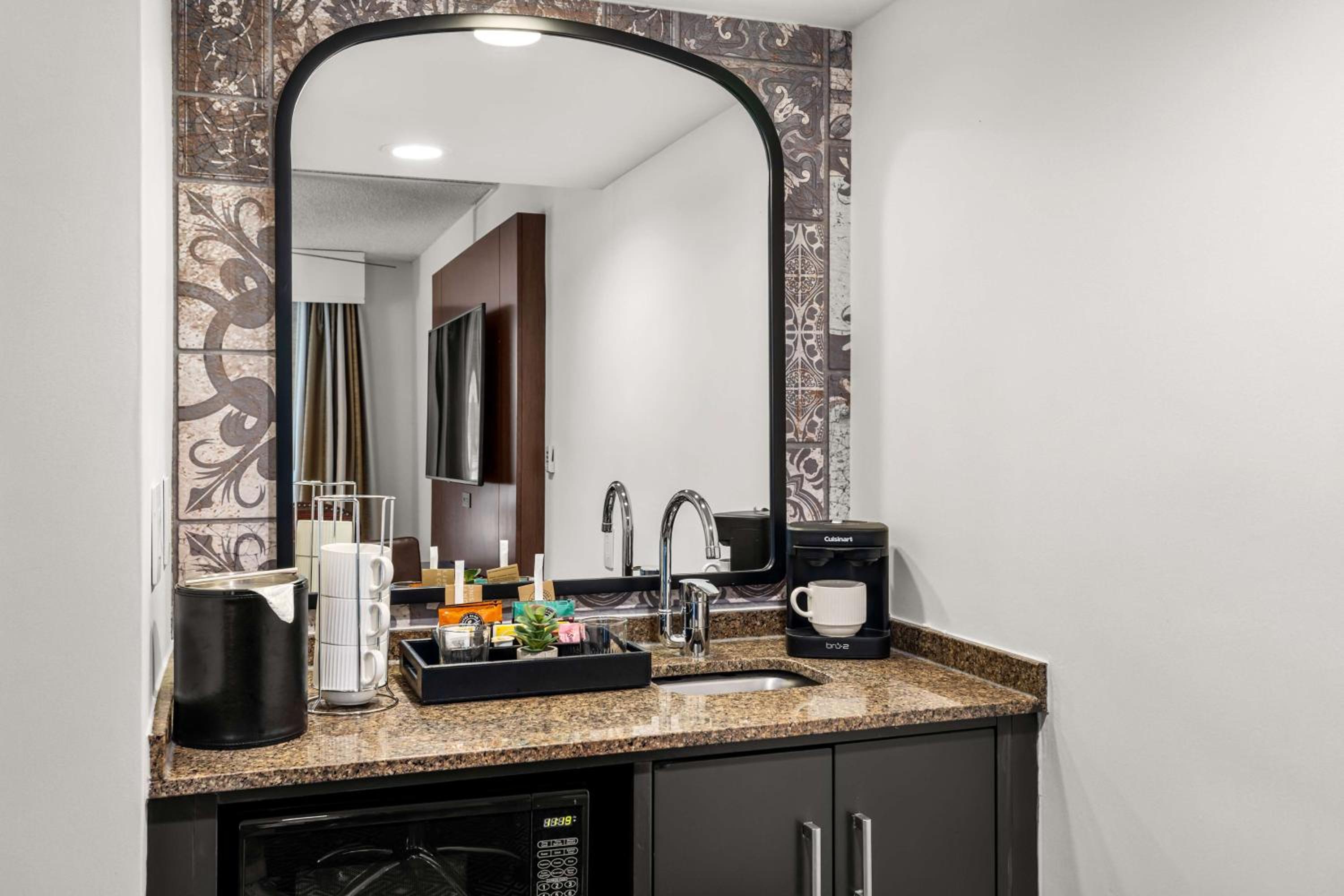 Two-Room Suite with One King Bed - Balcony - High Floor photo 2