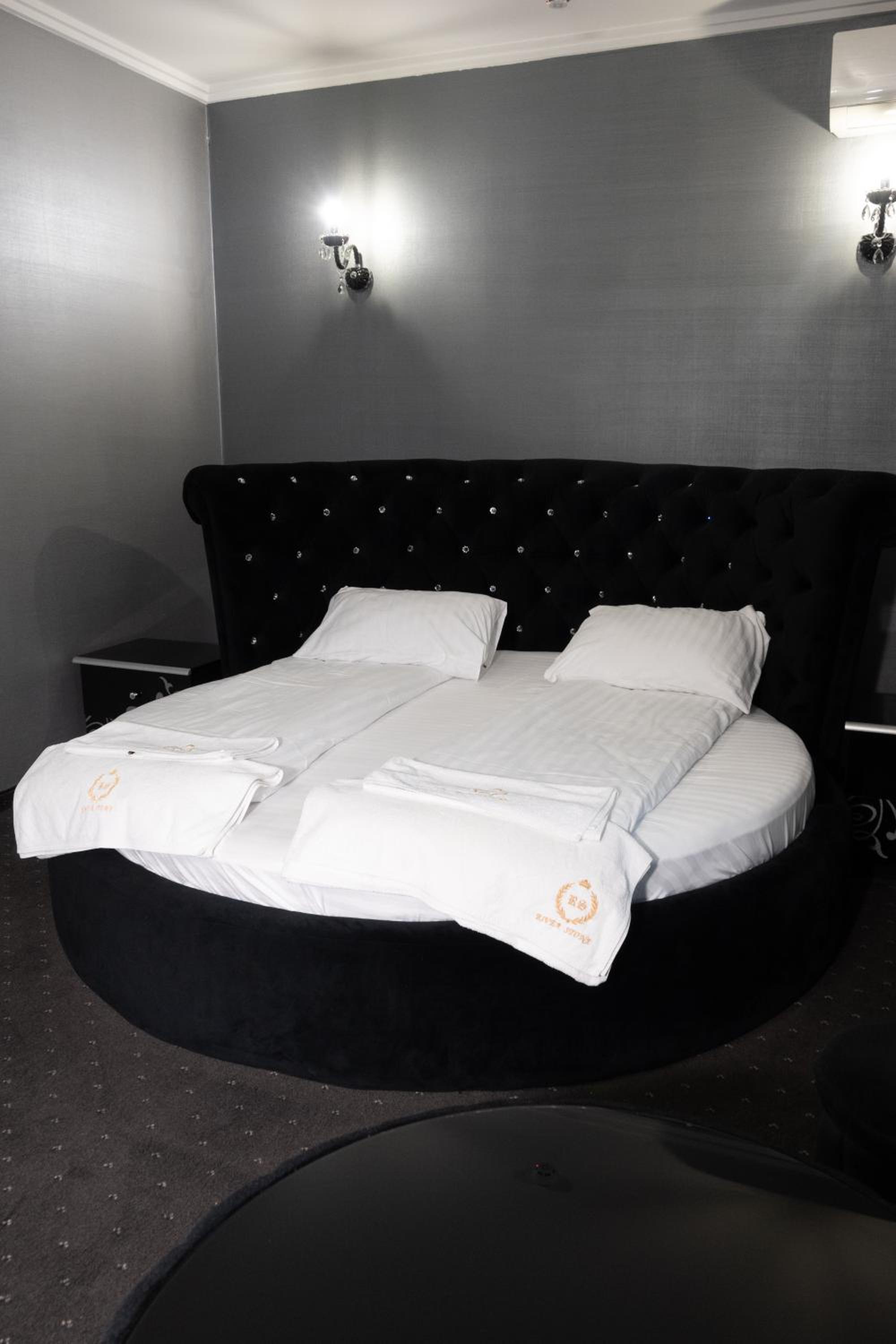 Deluxe Double Room with Balcony photo 2