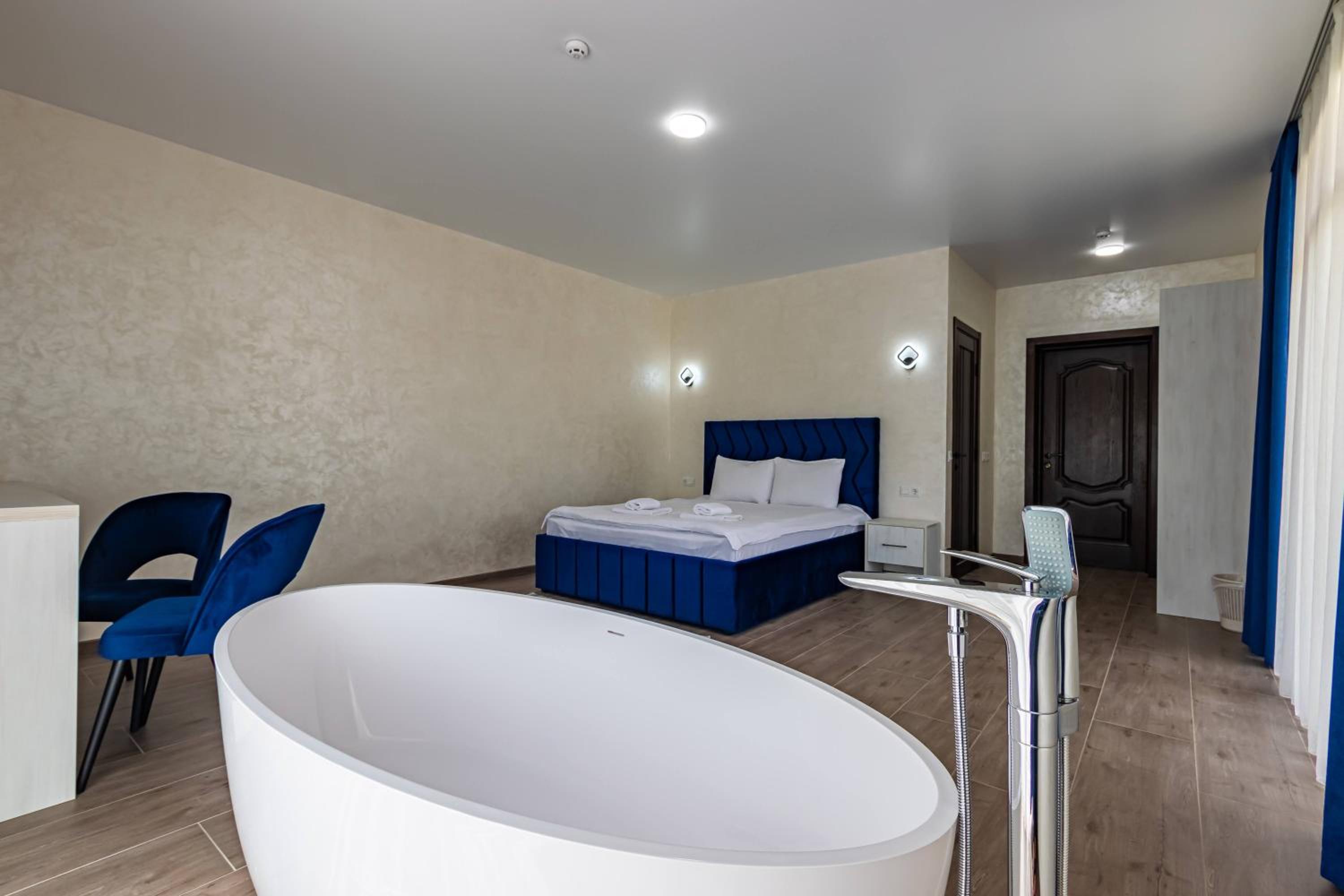 Deluxe King Suite
