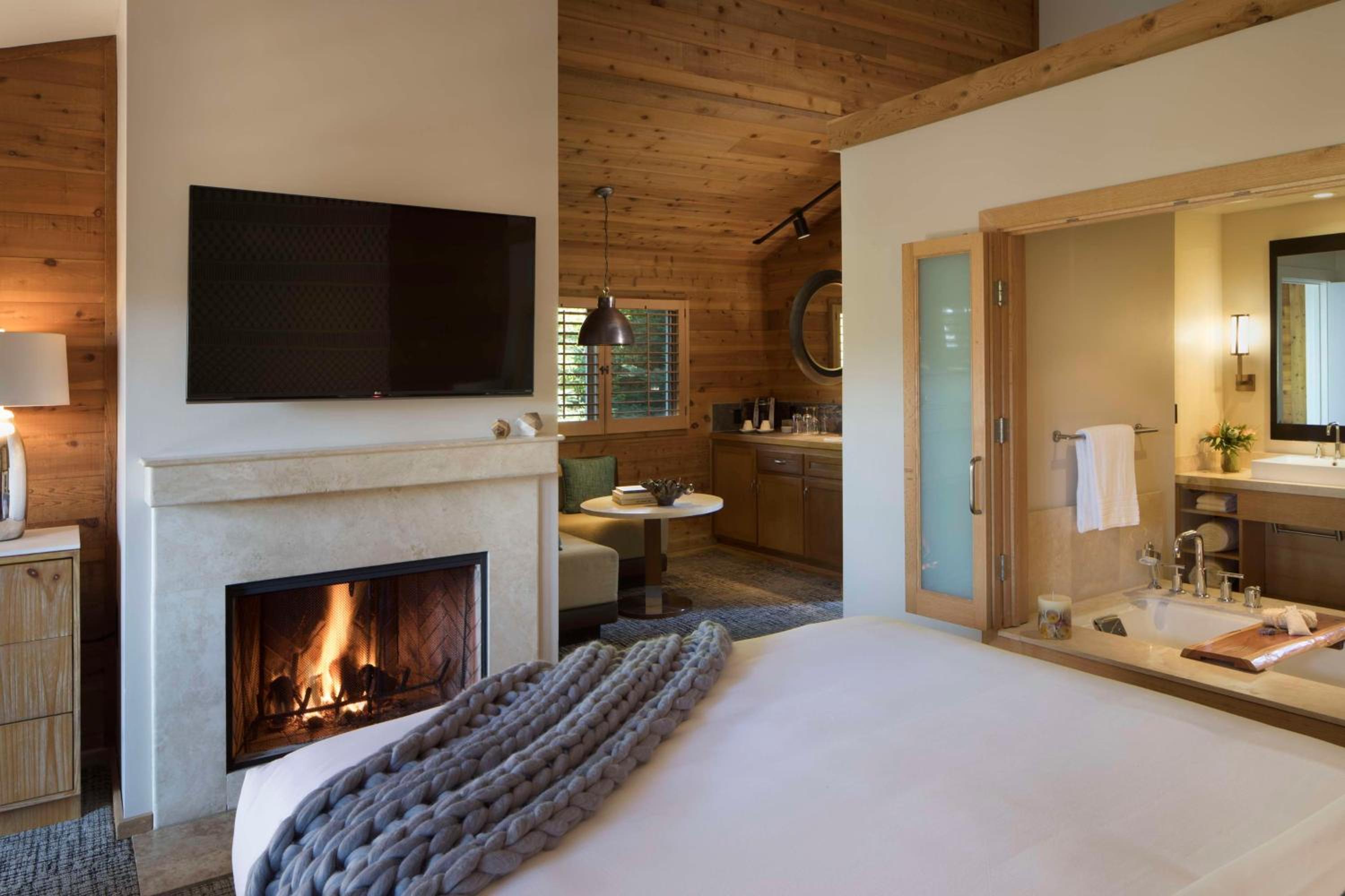 Deluxe King Room with Fireplace photo 1