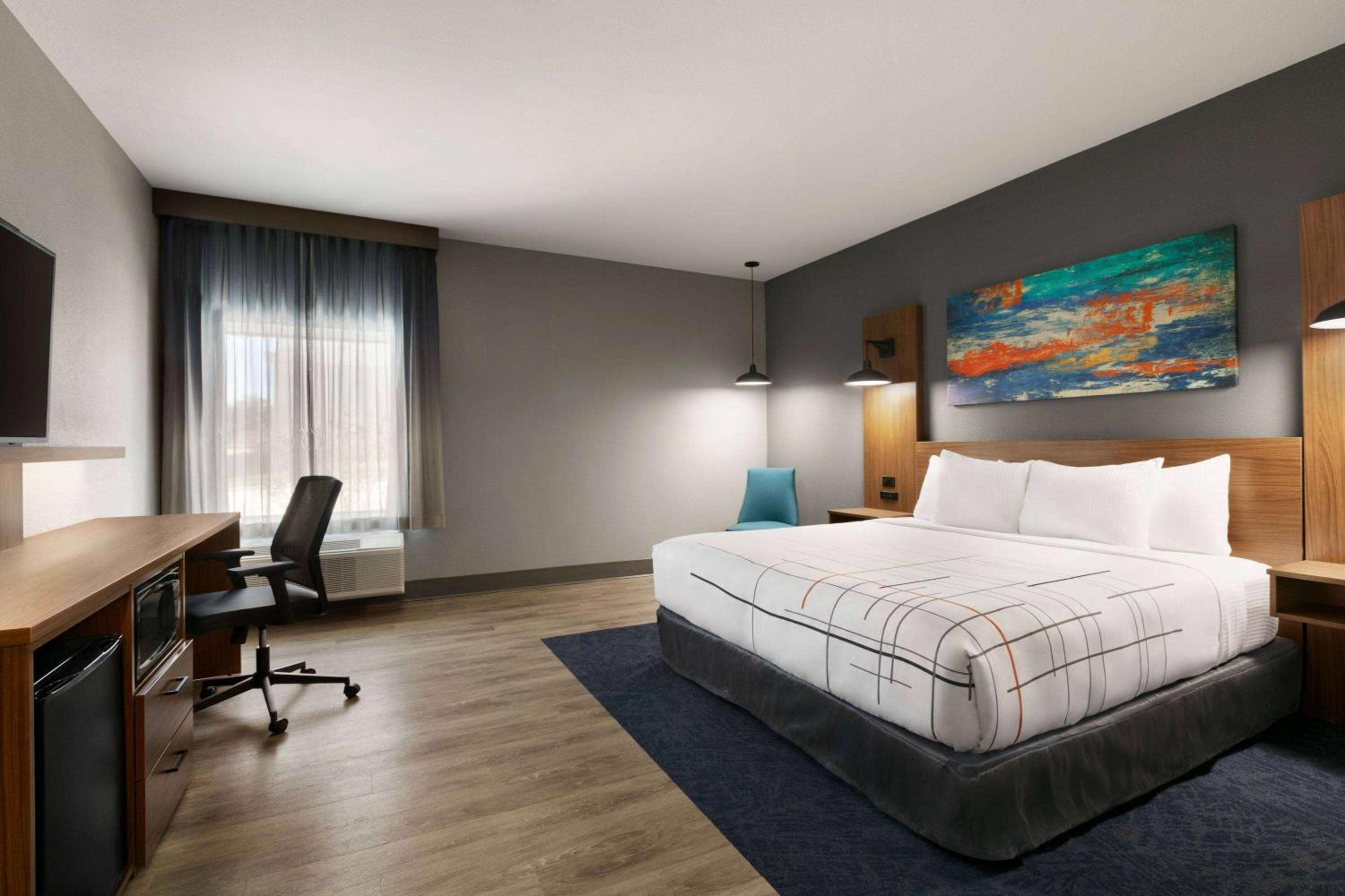 1 King Bed, Mobility Accessible Room, Tub w/ Grab Bars, Non-Smoking - Photo 1