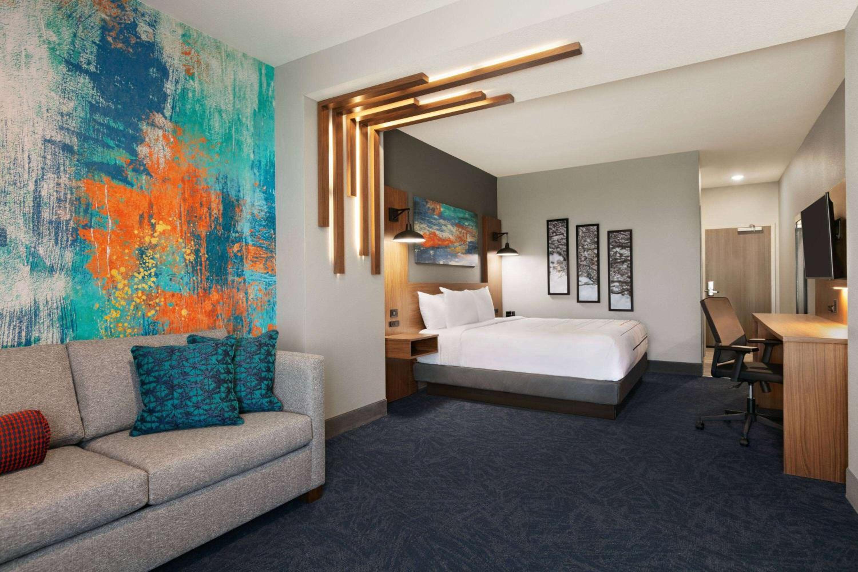 Deluxe King Room - Non-Smoking - Photo 1