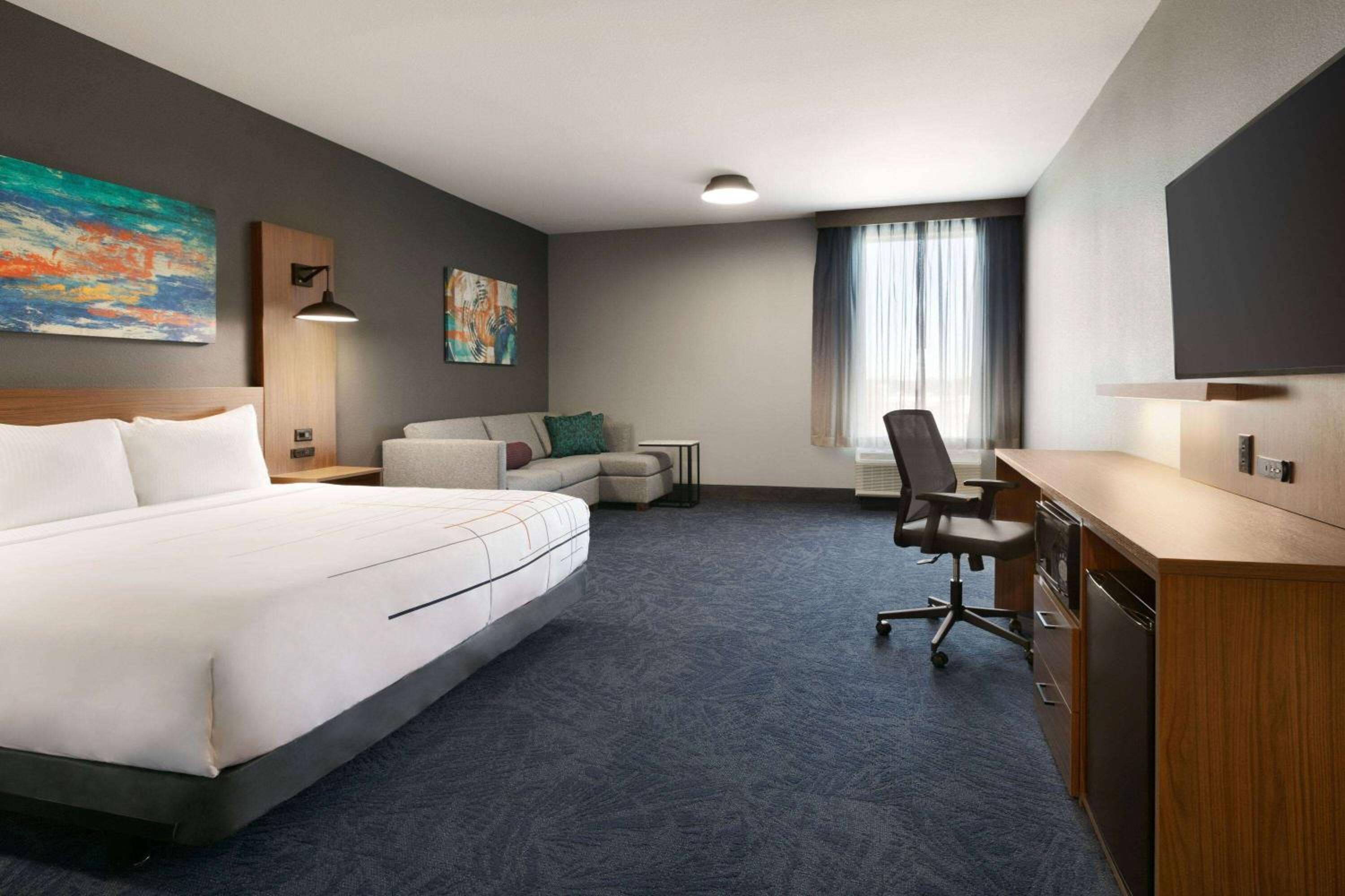 1 King Bed, Deluxe Mobility Accessible Room, Tub w/ Grab Bars , Non-Smoking - Photo 1