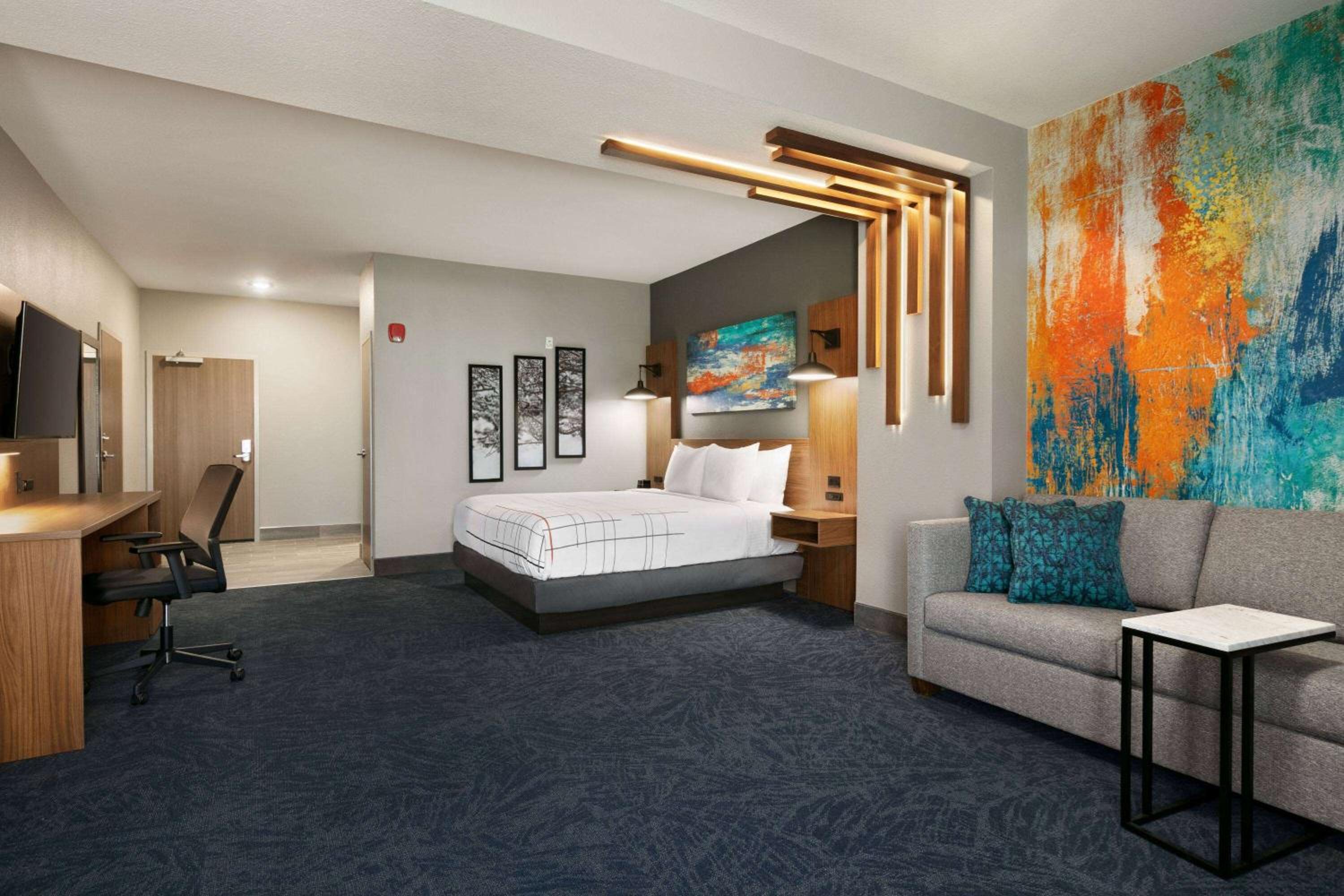 1 King Bed, Deluxe Hearing Accessible Room, Non-Smoking - Photo 1
