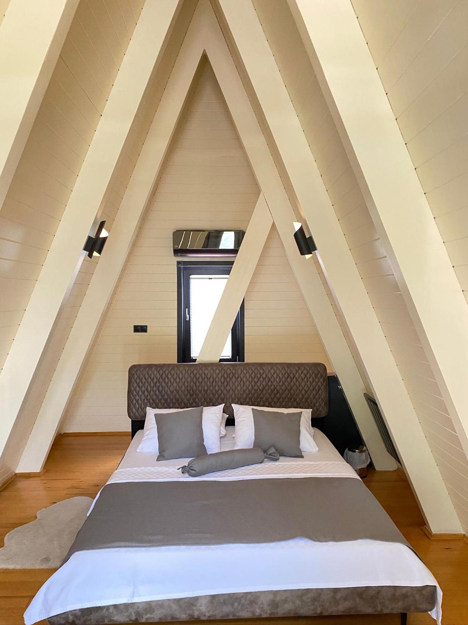 Deluxe Double Room (2 Adults + 1 Child)