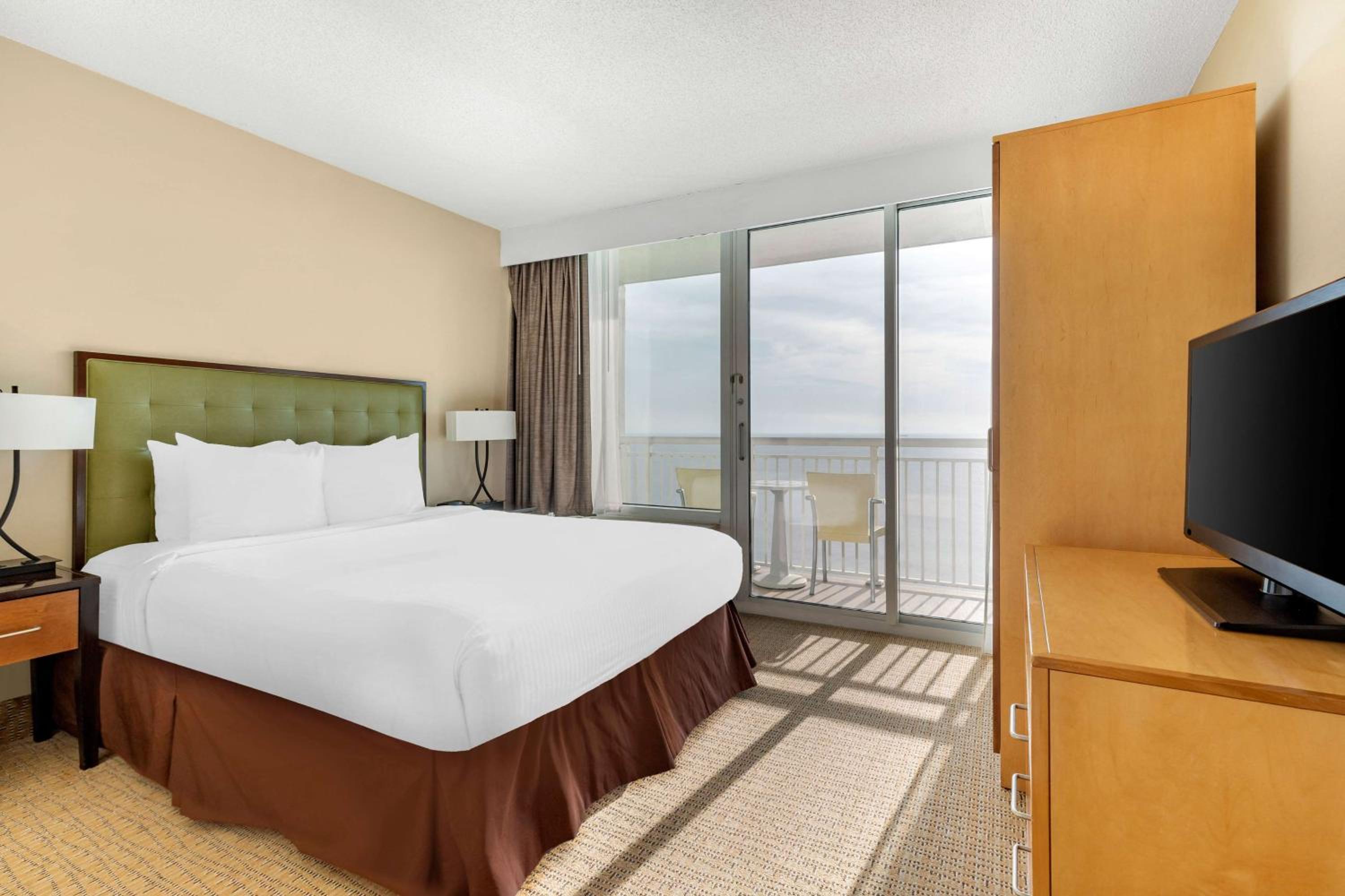 One-Bedroom Suite with Bath Tub and Ocean Front - Hearing Accessible - Photo 1