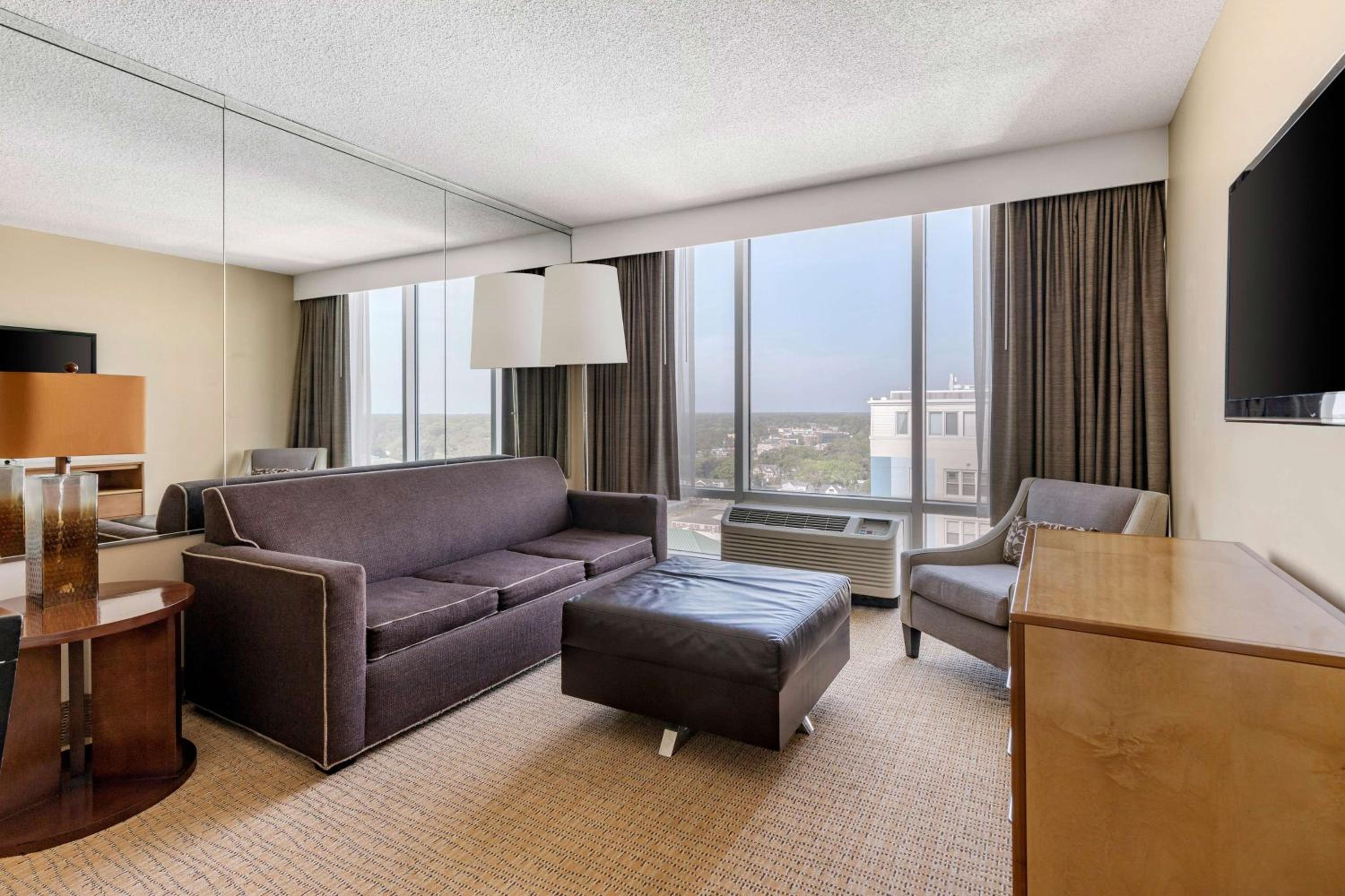 One-Bedroom Queen Suite with City View - Photo 1