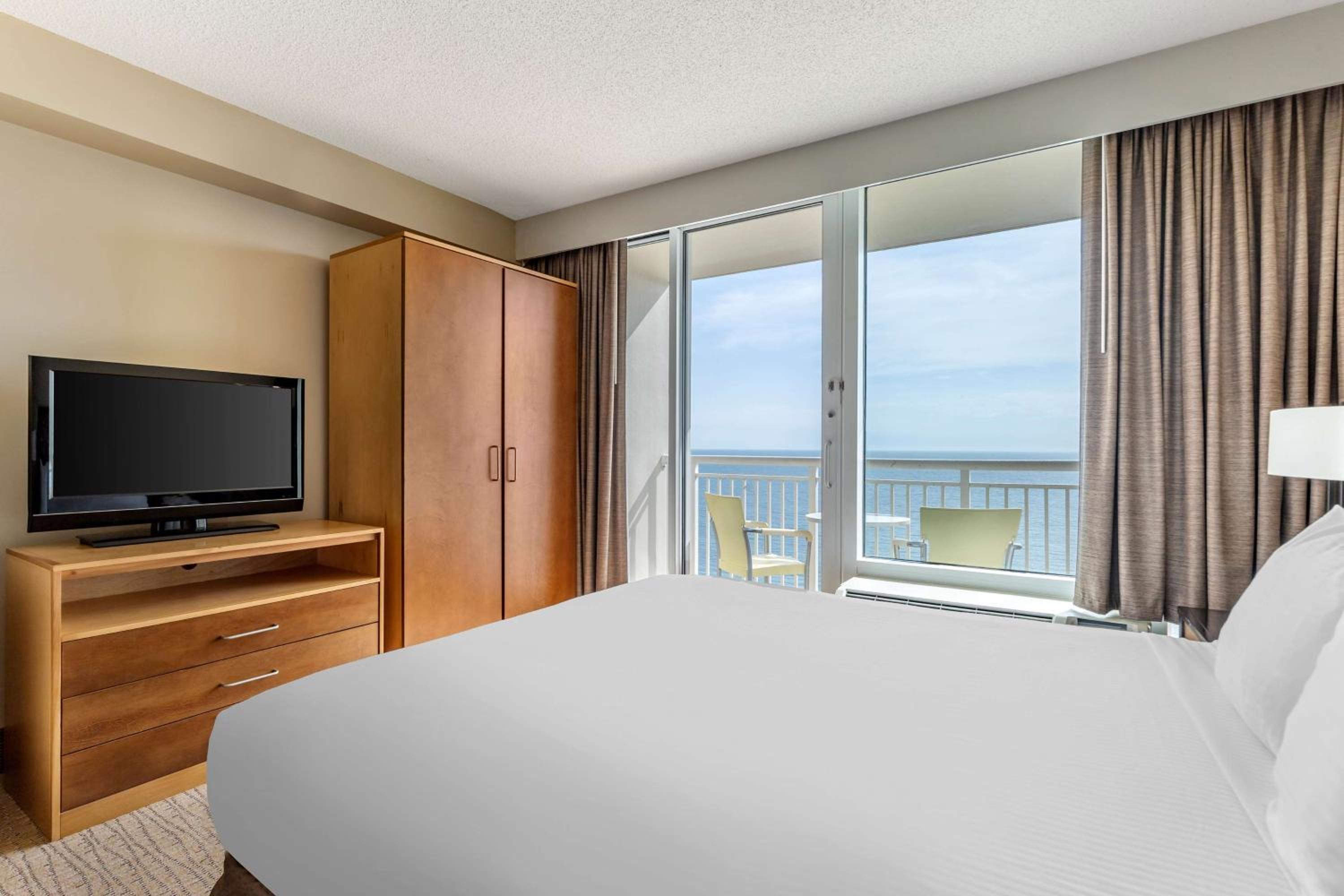 Studio Ocean Front Queen Room with Balcony - Photo 2