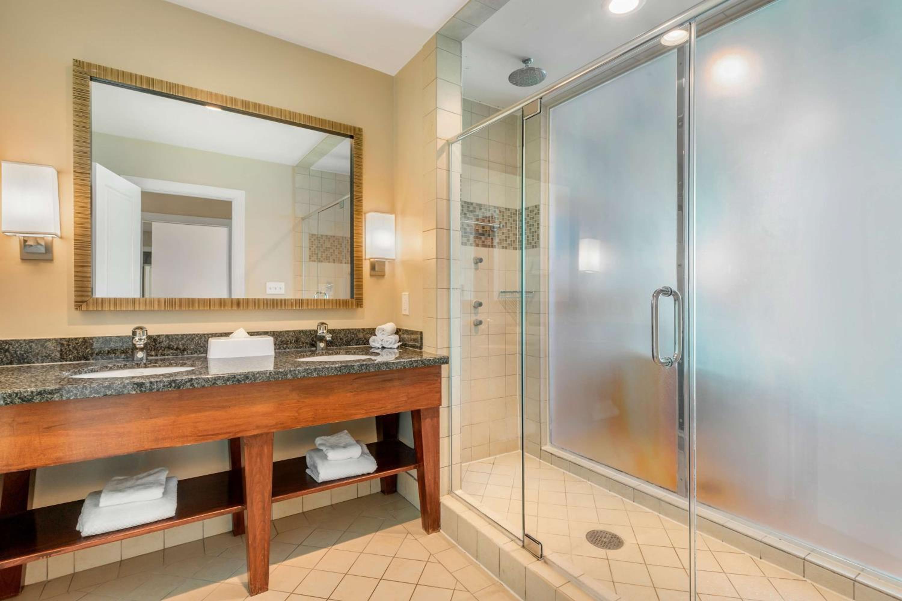Oceanfront Two-Bedroom Bi-Level King Suite with Sofa Bed - Photo 5