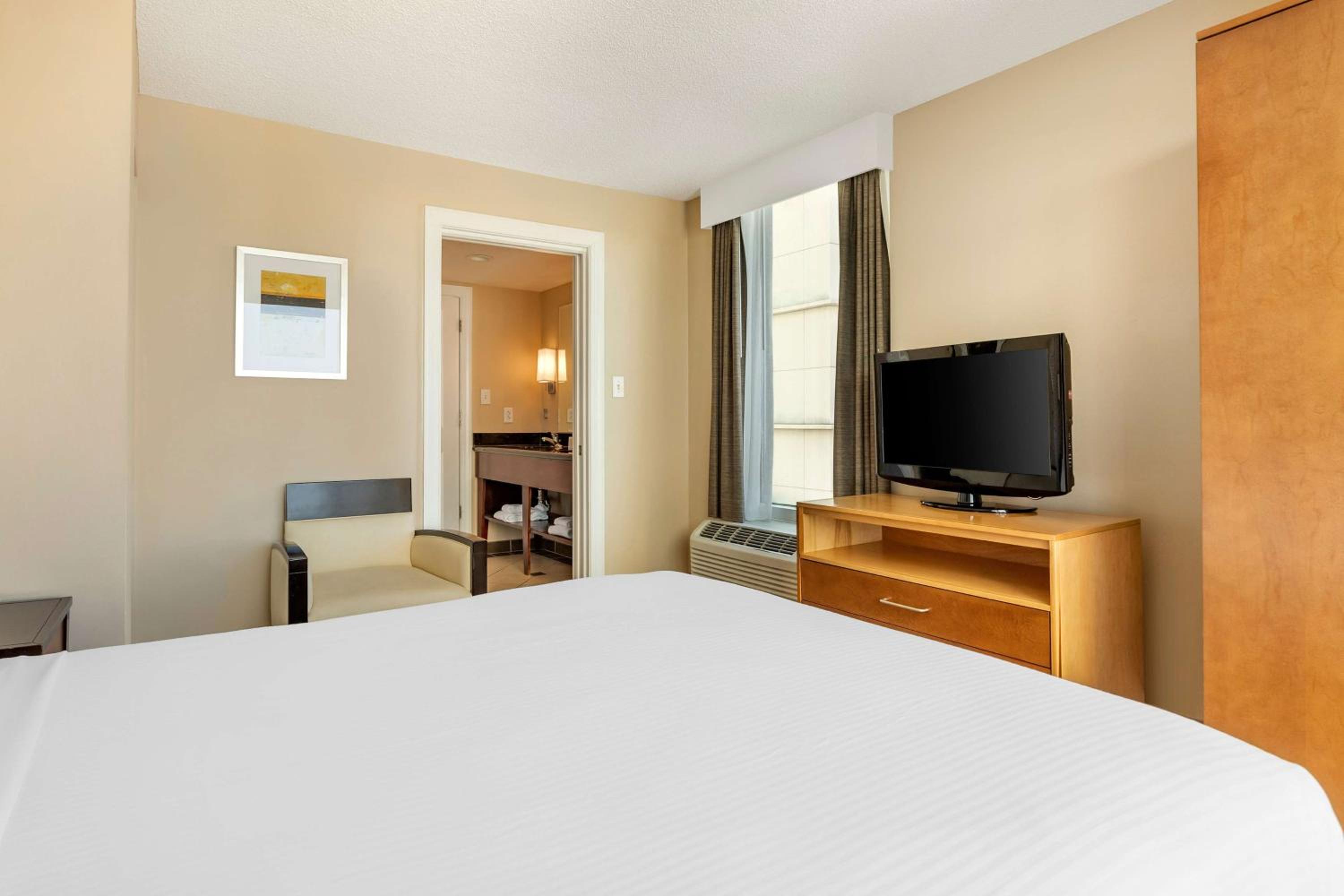 One-Bedroom Ocean View Queen Suite with Sofabed - Photo 2
