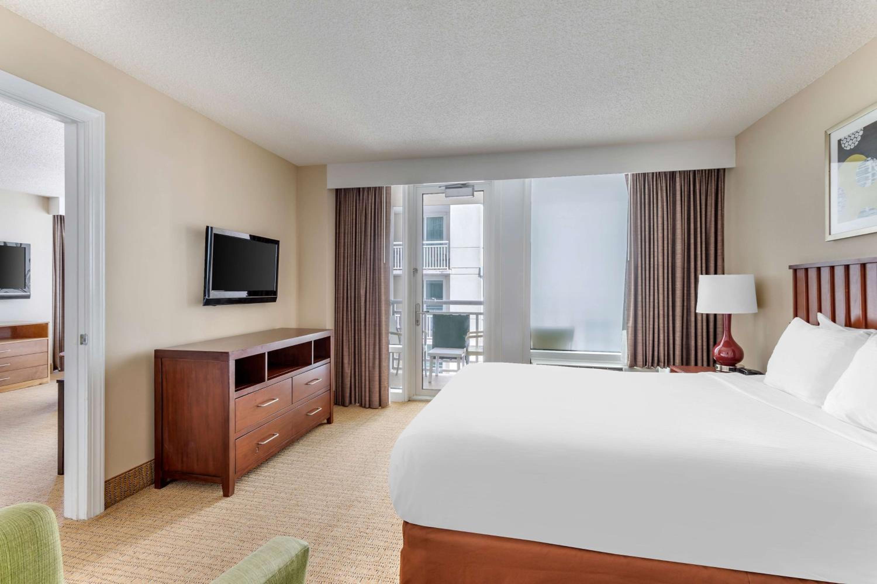 One-Bedroom Queen Room with Sofabed and City View - Photo 5