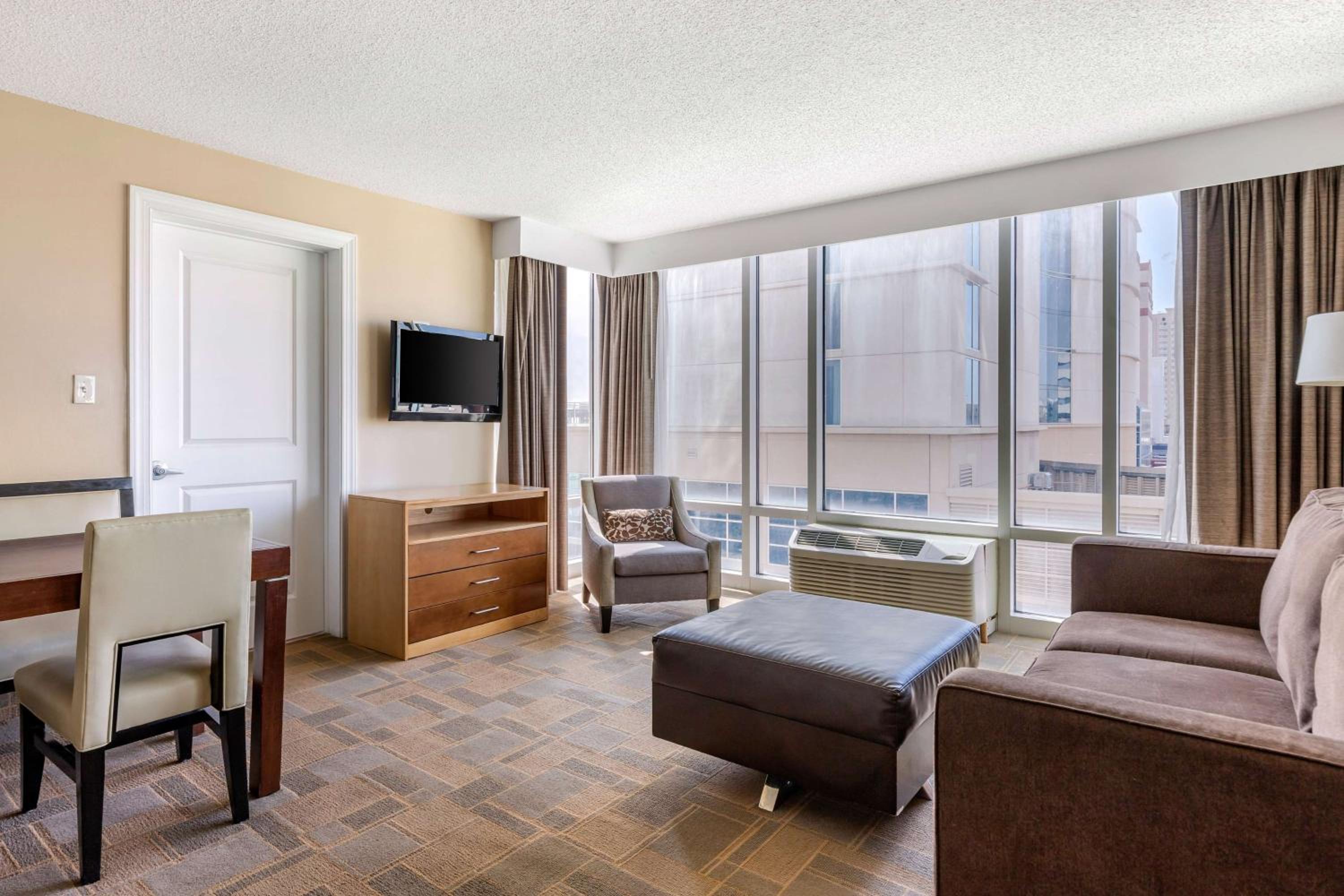 One-Bedroom Queen Suite with City View - Photo 6